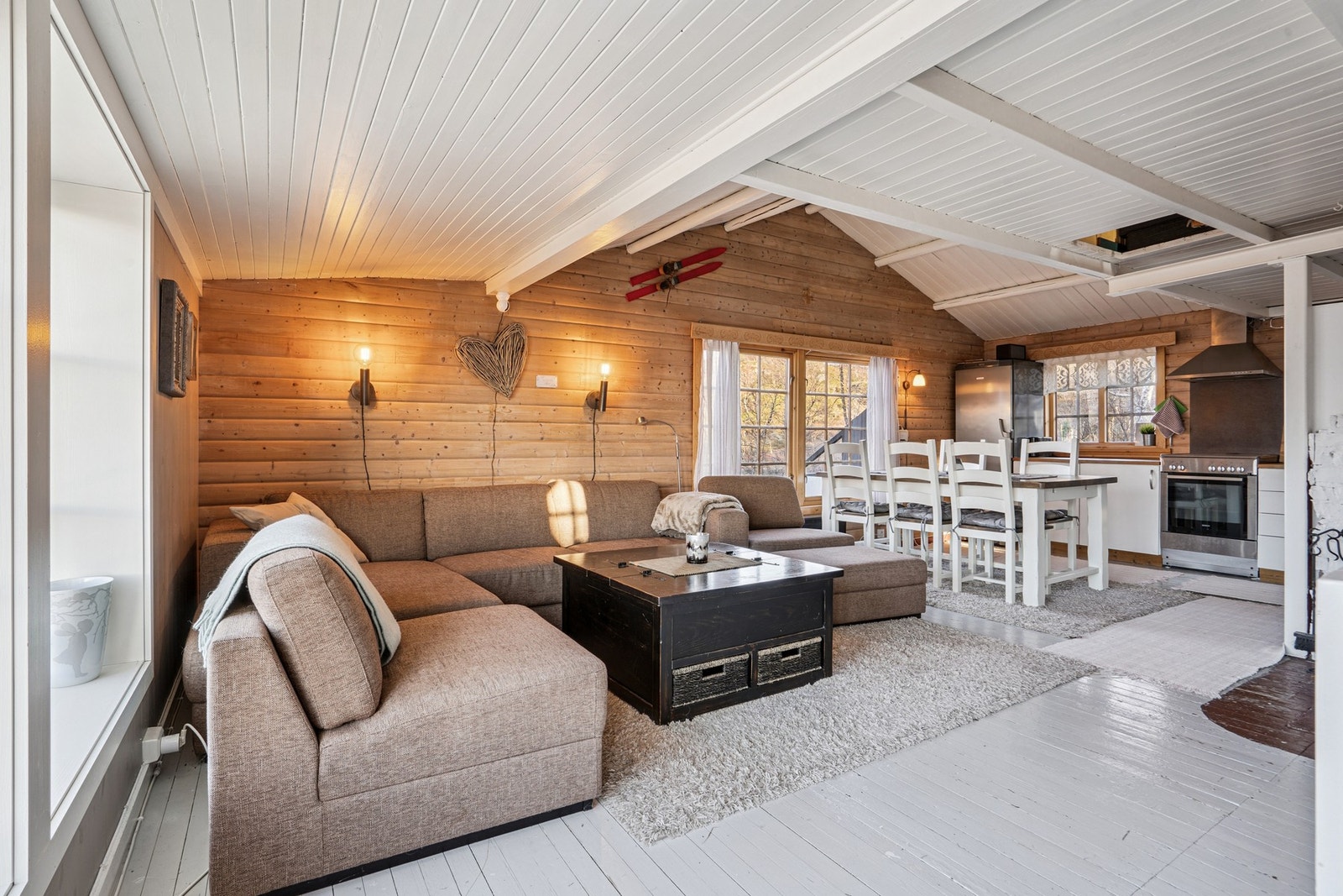 Boligen blir varmet opp med vedfyring og elektrisk oppvarming. Galleribilde