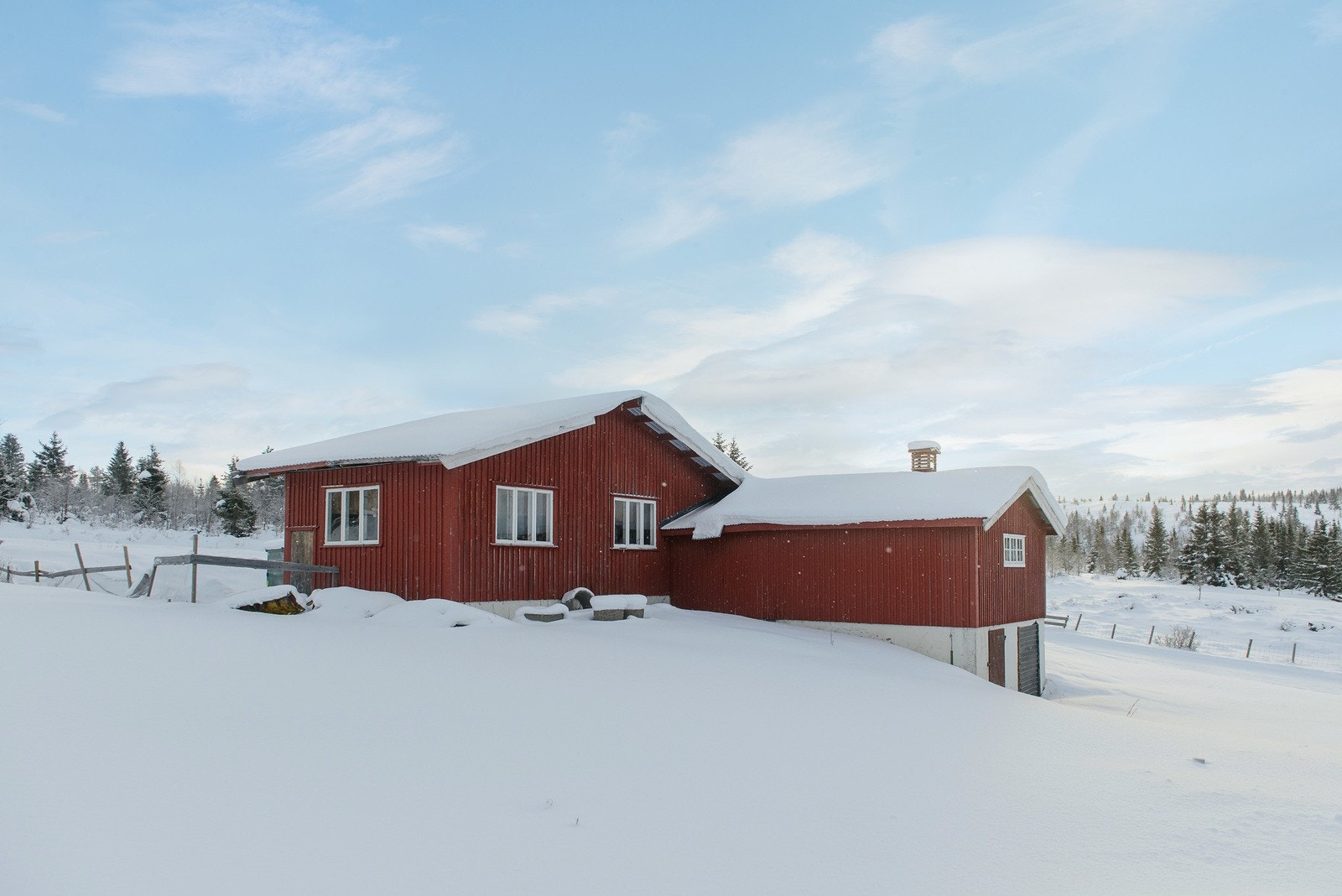 Stall/lager på vinterstid. Galleribilde