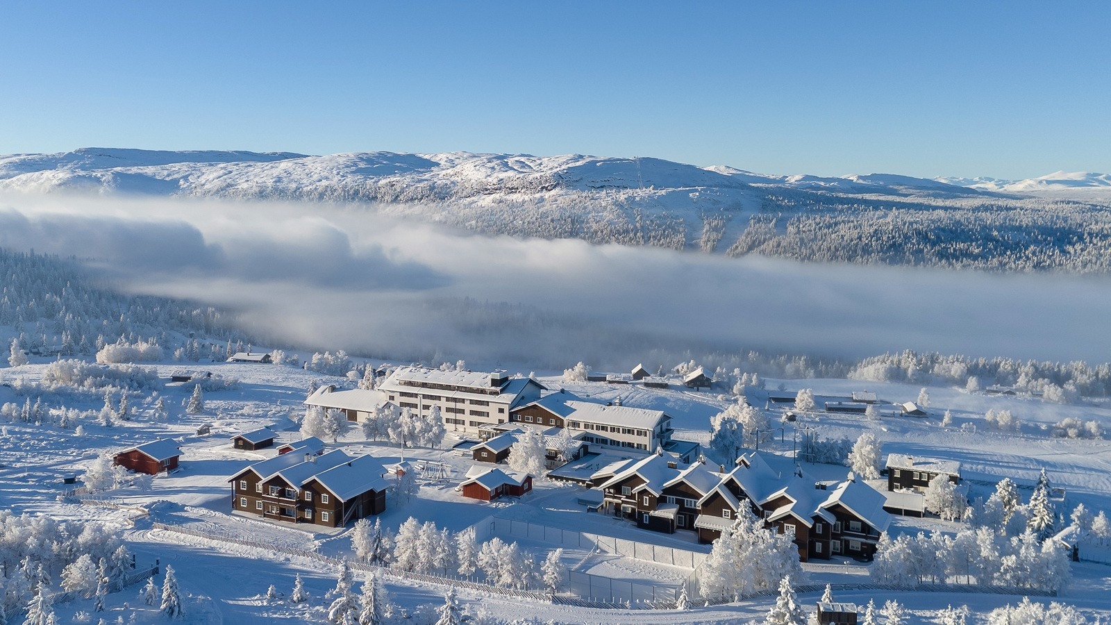 Idyllisk plassert mellom Jotunheimen i vest og Rondane i nord. Galleribilde