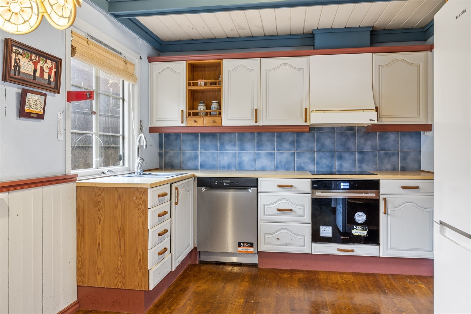 Dette er et trivelig kjøkken med gode arbeidsforhold og solid utgangspunkt for deg som ønsker å oppgradere etter egen smak. Med litt oppfriskning kan rommet enkelt bli både sjarmerende og svært funksjonelt for en aktiv hverdag. Galleribilde