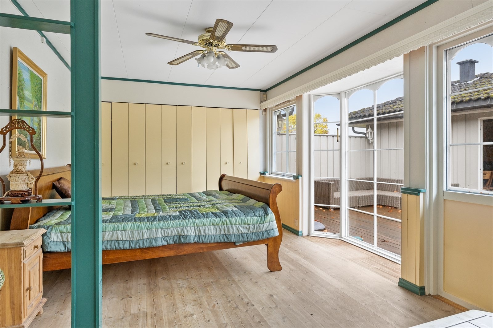 For den som ønsker flere soverom, kan rommet enkelt deles opp igjen - det var opprinnelig to separate soverom. Dette gir boligen fleksible bruksmuligheter og passer like godt for småbarnsfamilien som for deg som ønsker et ekstra hobby- eller gjesterom. Galleribilde