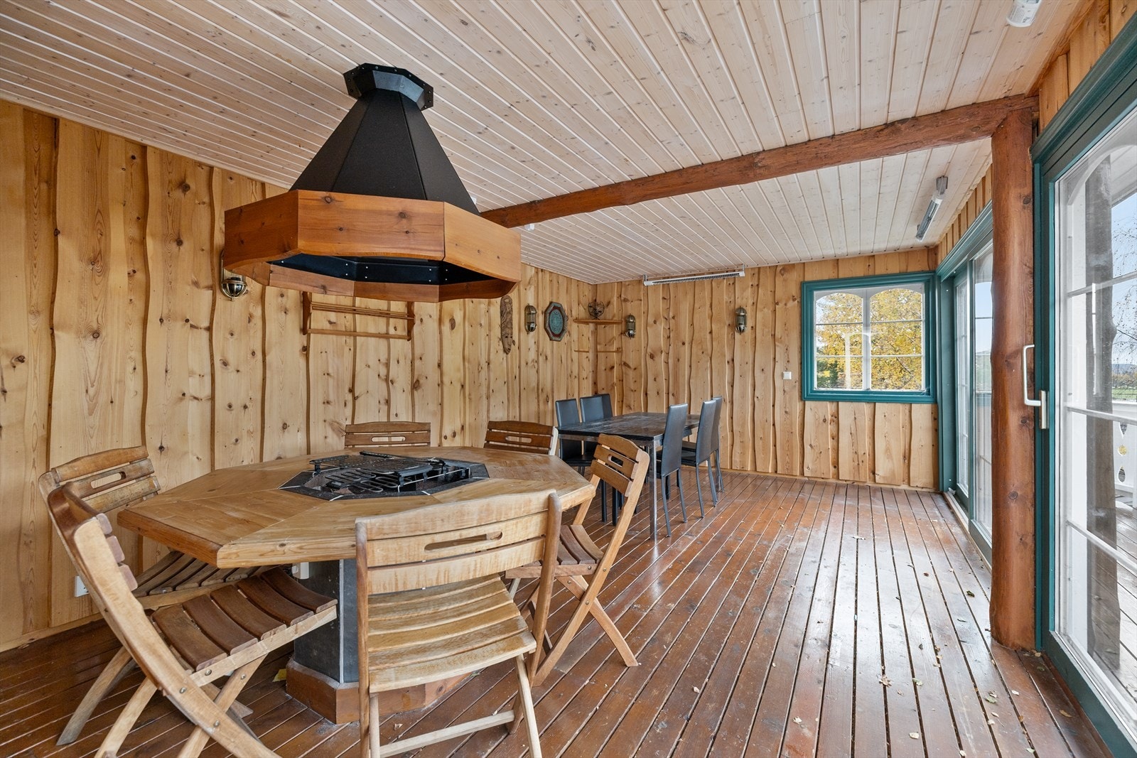 Med strøm, belysning, terrassevarmer og bord med integrert grill, er dette et sted du vil bruke store deler av året - et fantastisk rom for både sosiale lag og stille stunder. Galleribilde