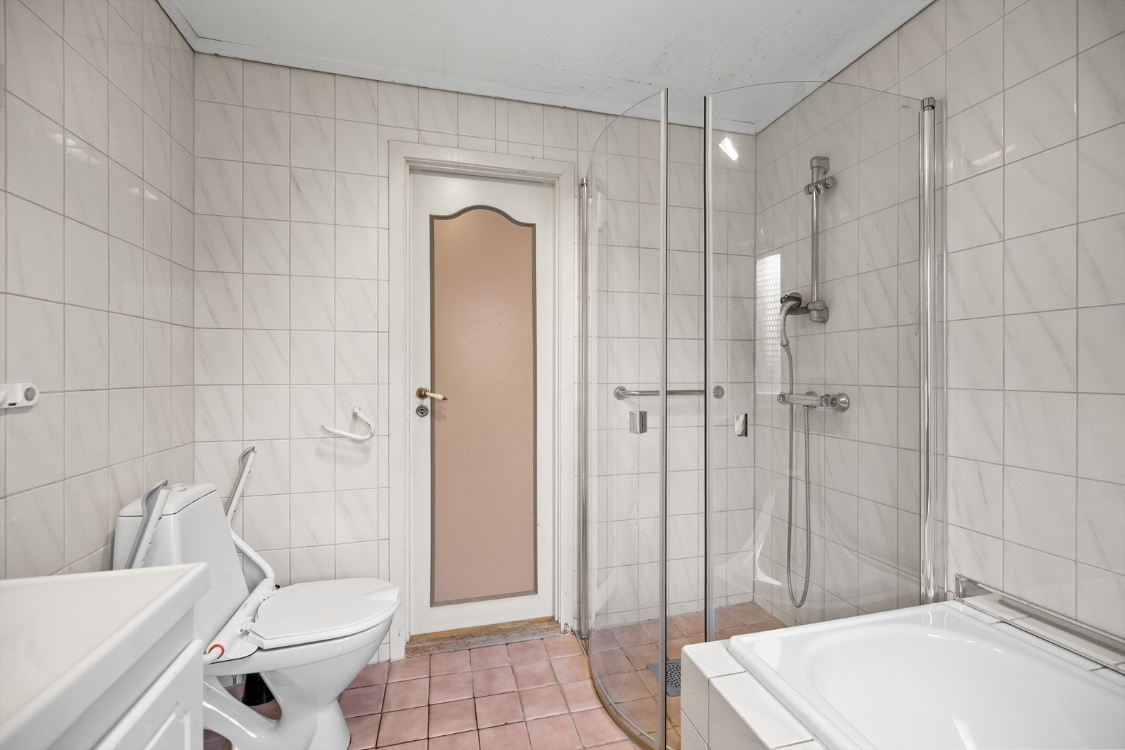 Badet har en eldre standard, men byr på god plass og funksjonell planløsning med alt du trenger i hverdagen. Her er det både badekar og dusjhjørne, samt servant med speil, klosett og høyskap som gir god oppbevaringsplass. Galleribilde