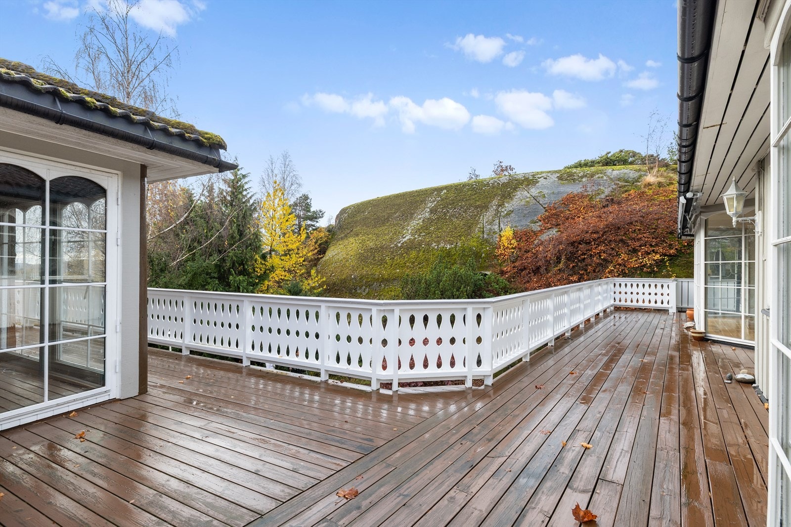 Dette er et uteområde som innbyr til rolige stunder, sosiale sammenkomster og hverdagskos. Her får du en harmonisk kombinasjon av privatliv, sol og trivsel - et sted du virkelig vil bruke mye tid. Galleribilde