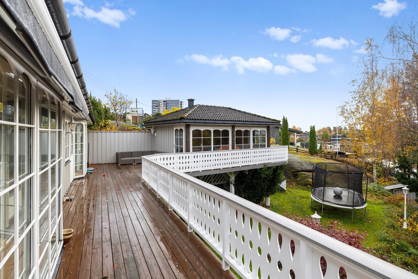 Terrassen er virkelig et høydepunkt ved eiendommen - romslig og solrik med god plass til både spisegruppe, sittegruppe og avslapningssone. Galleribilde