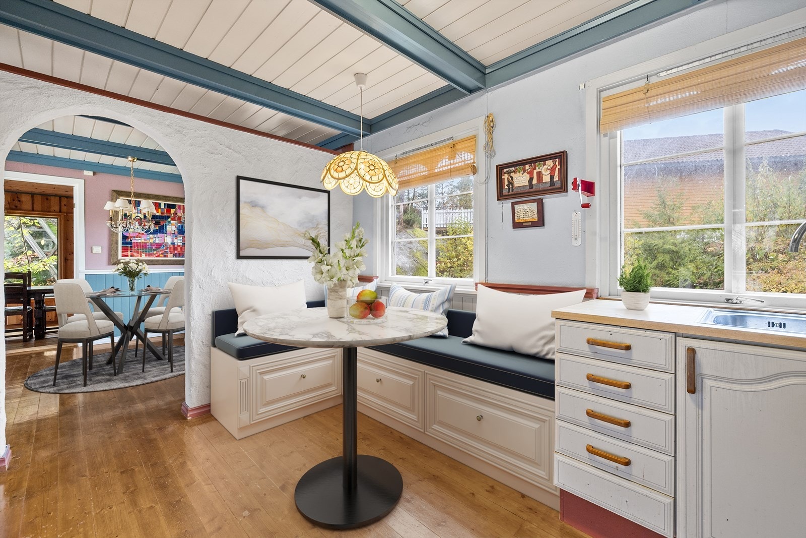 Kjøkkenet er romslig og funksjonelt. Innredning med profilerte fronter og god benkeplass til matlaging. Her er det plass til både hverdagens gjøremål og hyggelige stunder rundt kjøkkenbordet. Galleribilde