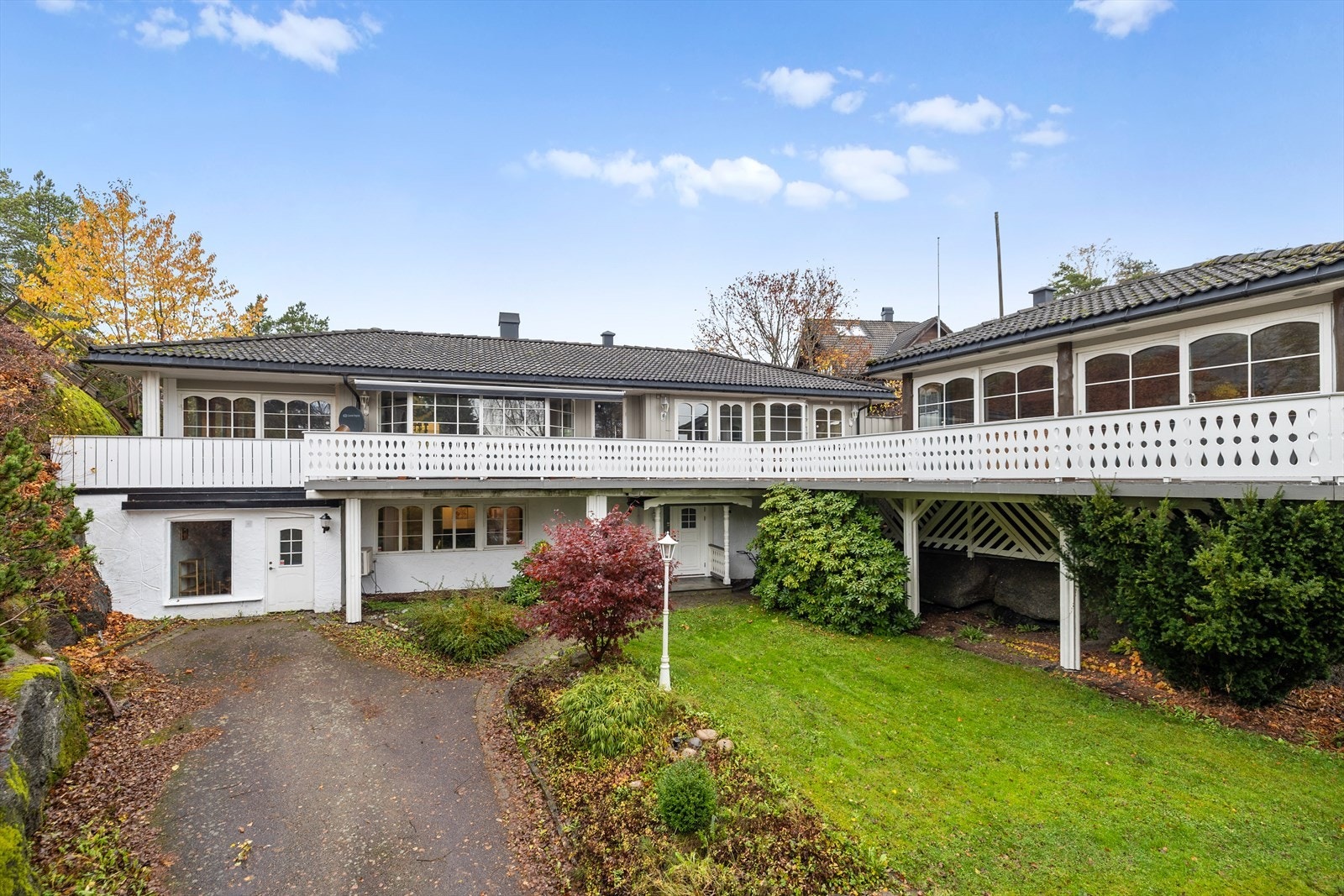 Velkommen til en innholdsrik enebolig med hybel, dobbelgarasje og flotte uteplasser - solrik, skjermet og pent opparbeidet tomt med lekker sommerstue. Galleribilde
