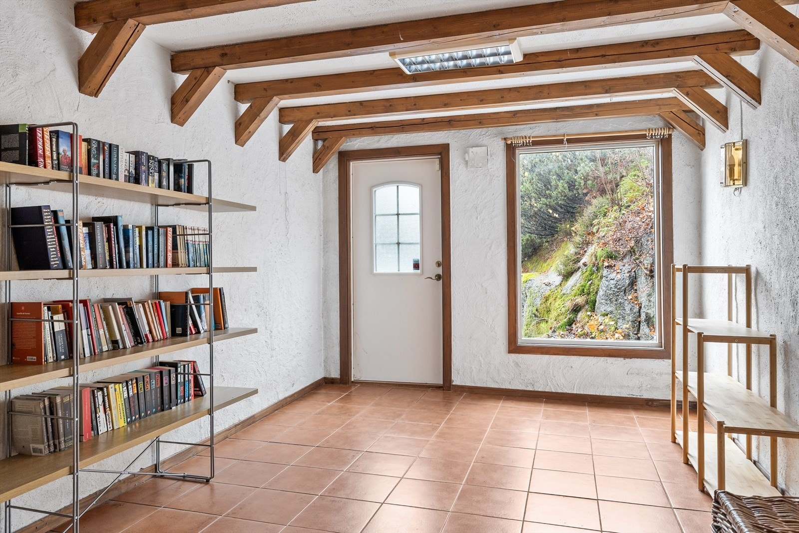 Velkommen inn i den trivelige hybelen - et lyst og praktisk tilleggsareal med egen inngang og gode løsninger. Perfekt for utleie, generasjonsbolig eller ungdomsdel. Galleribilde