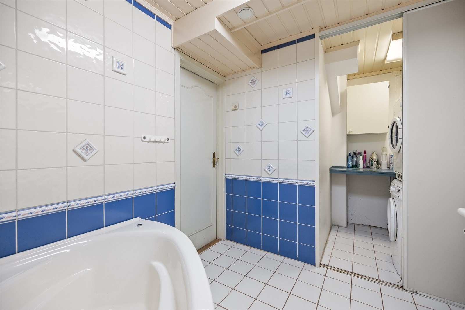 Bad/vaskerommet har eldre standard, men byr på god plass og praktiske løsninger for både bading og klesvask. Her er det fliser på gulv og vegger, samt elektriske varmekabler (ikke funksjonstestet) som gir lun komfort. Galleribilde