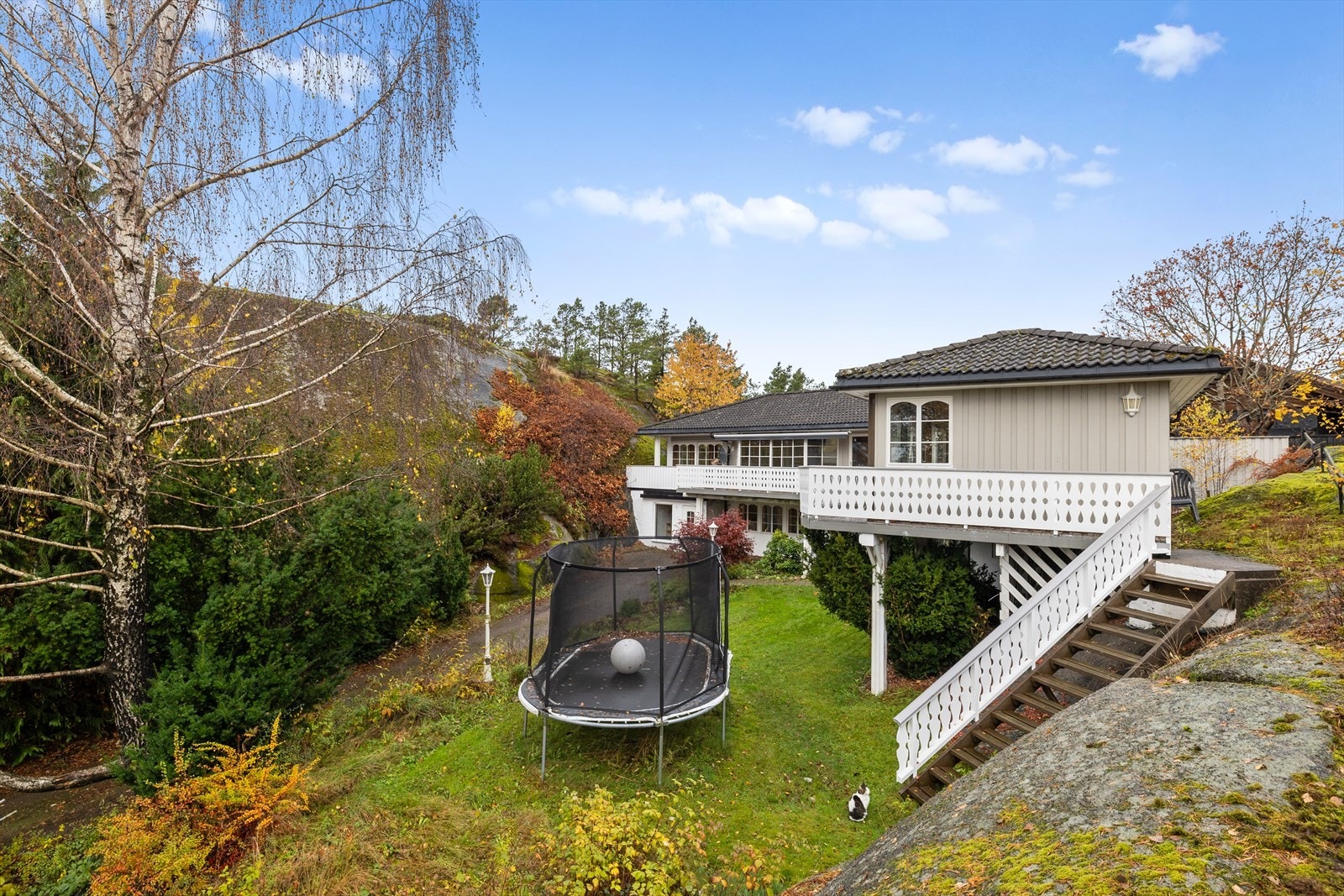 Denne eiendommen byr på en innbydende og pent opparbeidet tomt som virkelig skiller seg ut. Her får du en flott kombinasjon av velstelte grøntområder og naturlig terreng - en perfekt balanse mellom det klassisk pene og det sjarmerende rustikke. Galleribilde