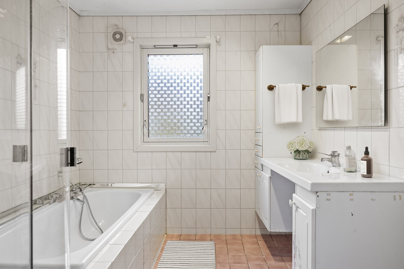 Rommet har fliser på gulv og vegger, og det er installert elektriske varmekabler (ikke funksjonstestet). Taket er kledd med takessplater. Det er elektrisk vifte i vegg, naturlig avtrekk i taket og tilluft via dør - løsninger som gir god luftsirkulasjon. Galleribilde