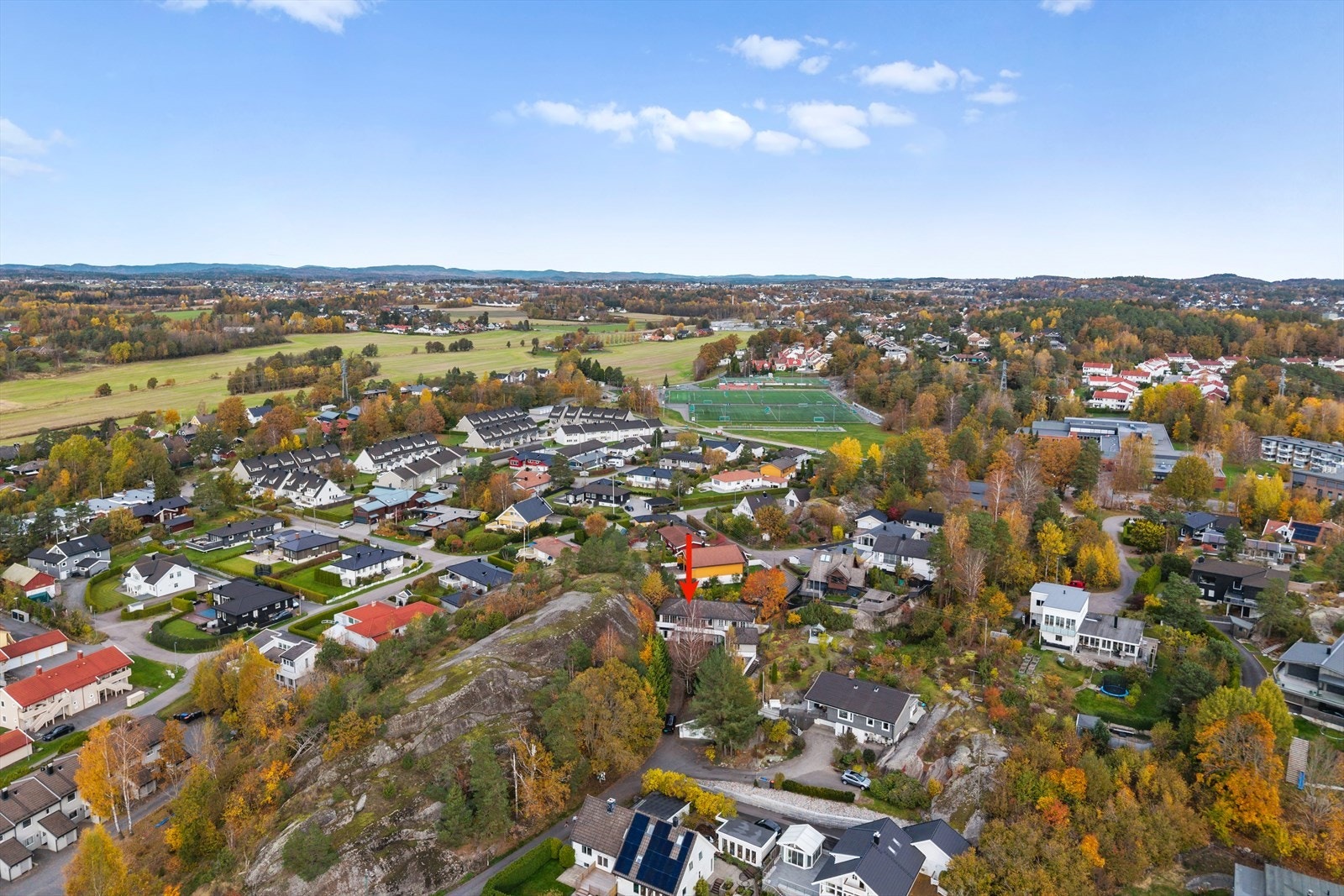 Like i nærheten finner du også idrettsanlegg med fotballbaner og aktivitetsområder - perfekt for aktive barn og foreldre som liker å engasjere seg i nærmiljøet. Galleribilde