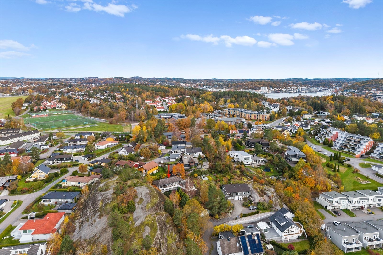 Ranvik er et flott boområde - og det er lett å forstå hvorfor. Her kombineres trygge omgivelser og naturens ro med kort vei til alt du trenger. Skoleveien er kort og trygg - både barnehage, barneskole og ungdomsskole ligger innen gang- og sykkelavstand. Galleribilde