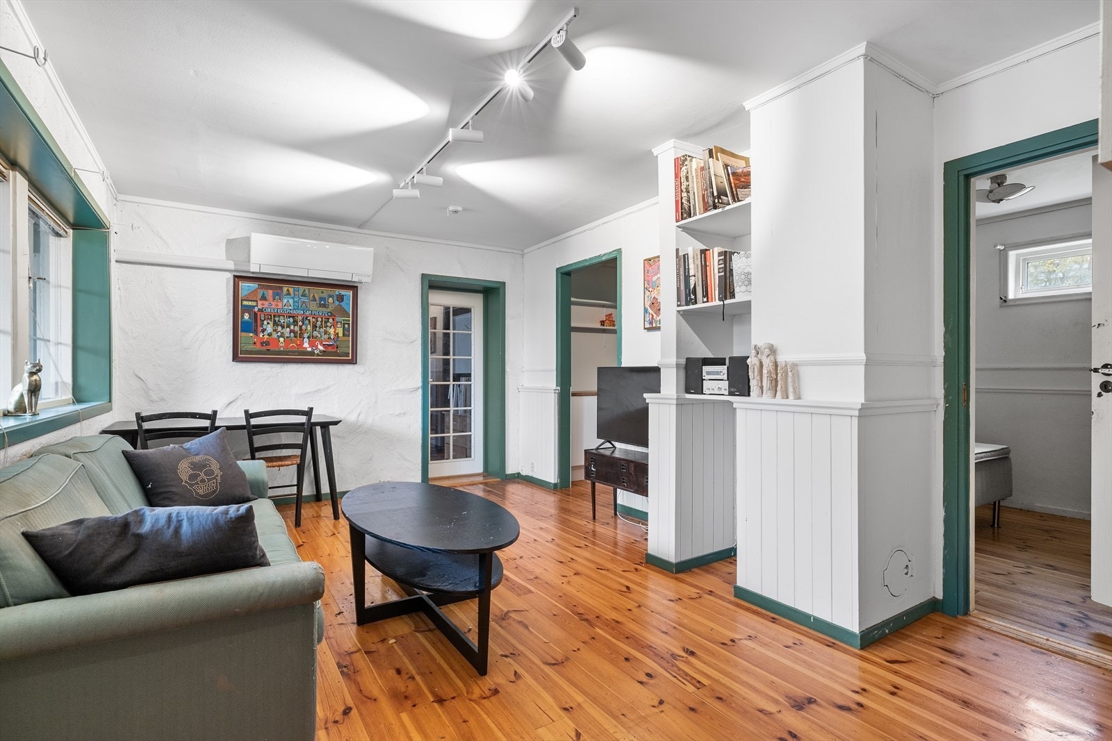 Stuen i hybelen er overraskende romslig og gir en god følelse av luft og plass. Her er det enkelt å innrede både sofa- og spiseavdeling, og rommet fungerer godt som et naturlig samlingspunkt for hverdag og avslapning Galleribilde