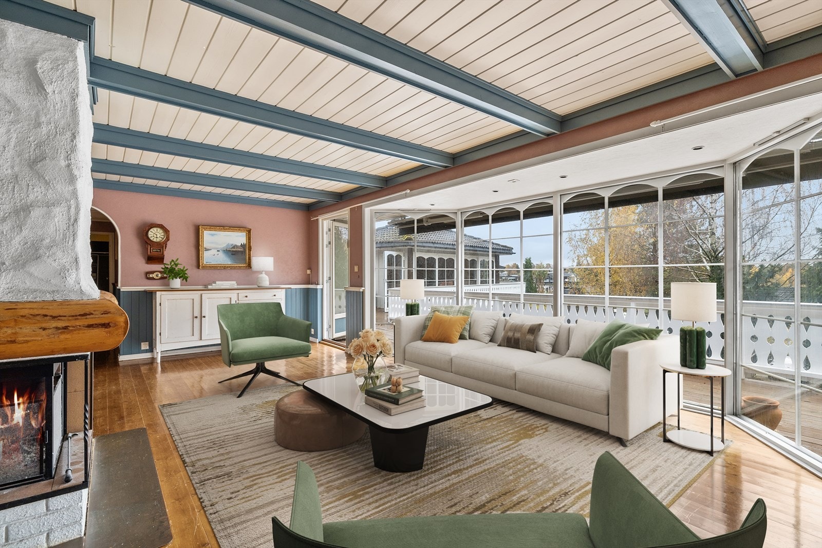 Stuen er et romslig og trivelig samlingspunkt med god plass til både sittegruppe og spisestue. De store vinduene slipper inn rikelig med dagslys. Her kan du nyte utsikten mot hagen og følge årstidene gjennom vinduene. Galleribilde