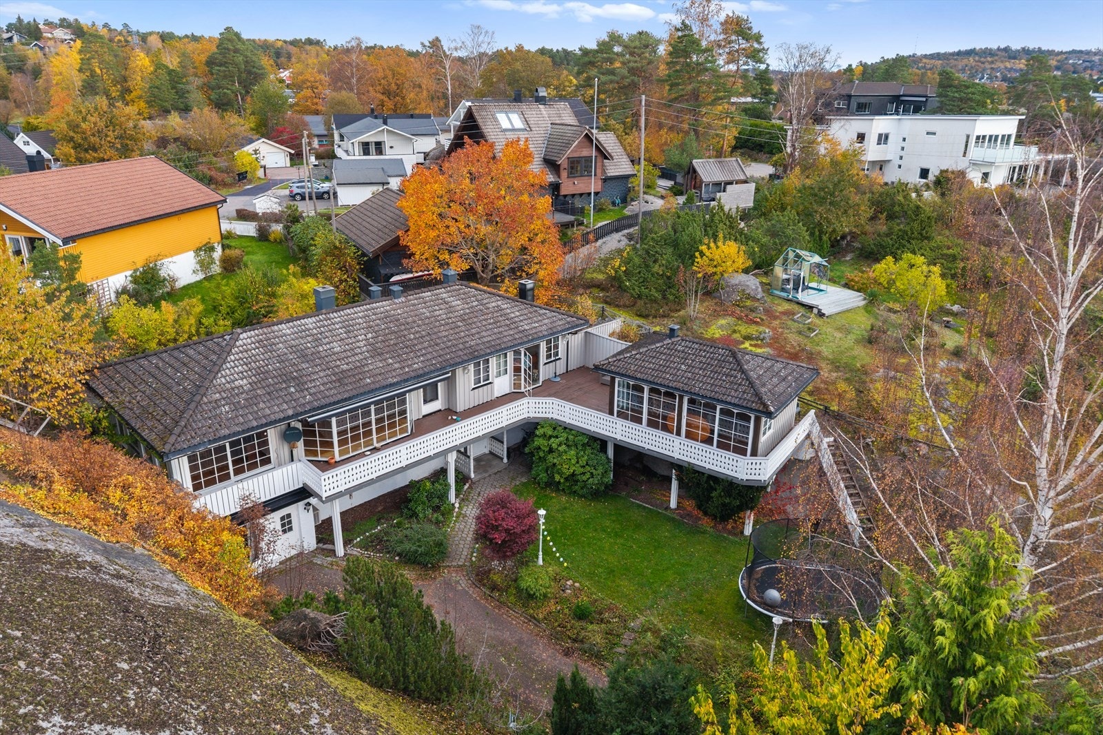 Drømmer du om et sted der hverdag og trivsel går hånd i hånd? Velkommen til Albatrossveien 34 - en bolig med en beliggenhet som virkelig har alt! Her får du ikke bare en adresse, men et hjem i et av Ranviks mest attraktive og familievennlige områder. Galleribilde