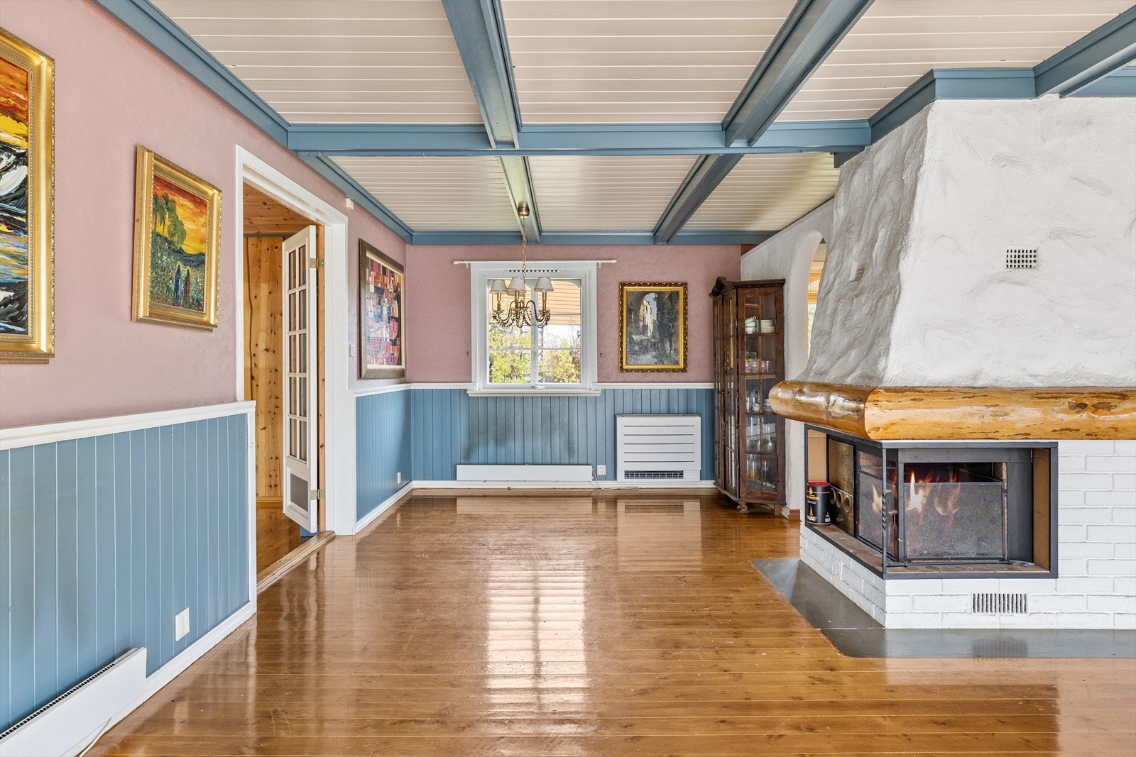 Midt i rommet finner du en klassisk peis som gir både varme og en hyggelig stemning på kalde kvelder. I tillegg bidrar varmepumpen til jevn temperatur og komfort året rundt - praktisk og energibesparende. Galleribilde