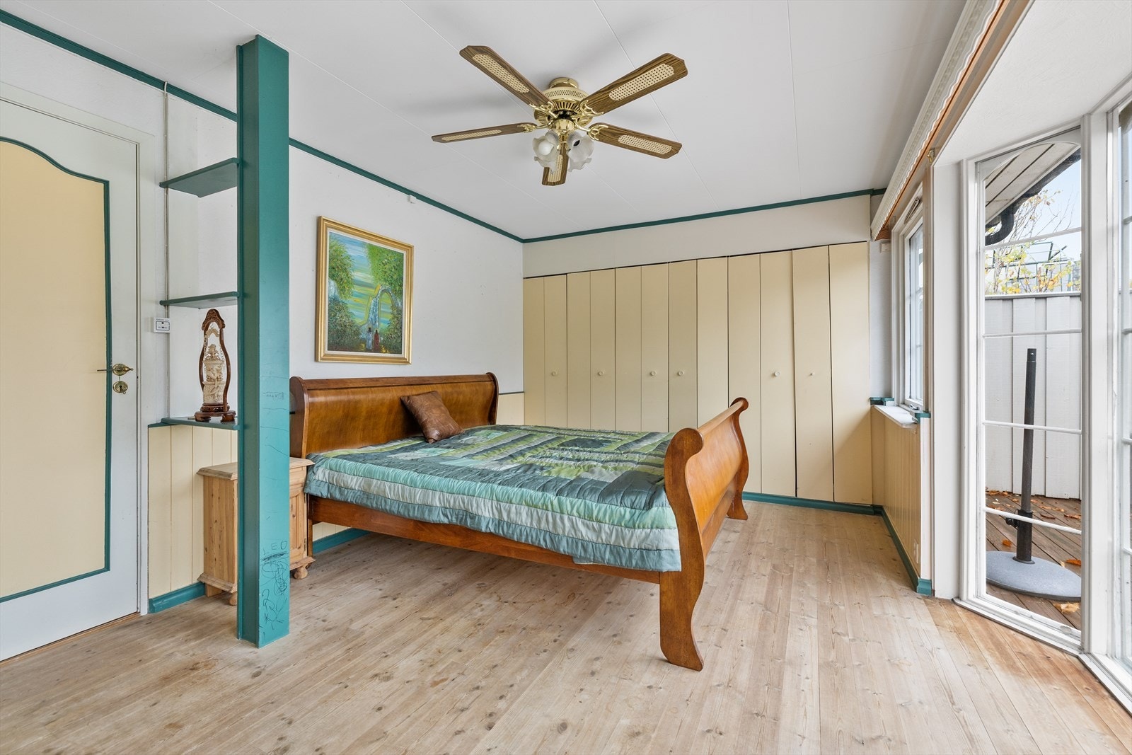 Hovedsoverommet er særdeles romslig og gir en god følelse av luft og ro. Her er det rikelig plass til både stor seng, garderobeløsning og til og med en egen sitte- eller sofaavdeling for rolige stunder. Galleribilde