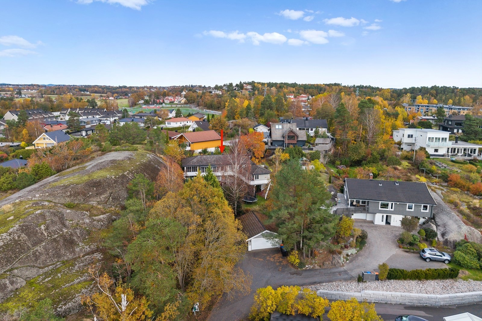 Eiendommen ligger rolig og tilbaketrukket i enden av en stille blindvei - et perfekt sted for deg som ønsker fred og trygghet i hverdagen. Galleribilde