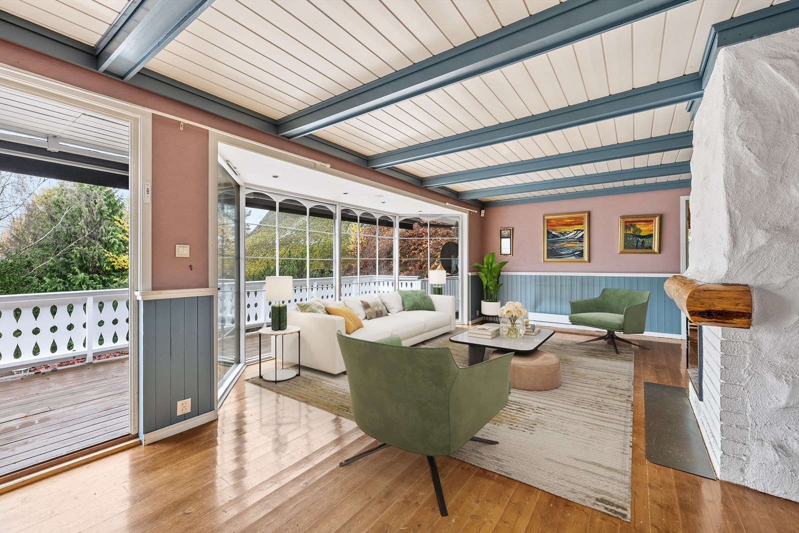 Fra stuen er det direkte utgang til terrassen, noe som gir en naturlig flyt mellom inne- og uterom. På varme dager kan døren stå åpen, og du får følelsen av å trekke hagen inn i stuen. Galleribilde