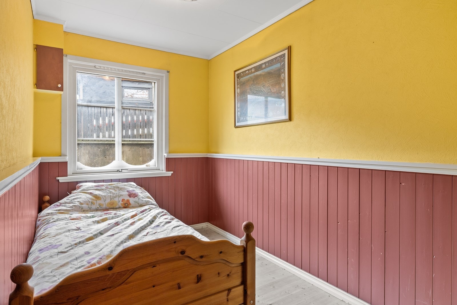 Praktisk barne- eller gjesterom med gode møbleringsmuligheter. Et fleksibelt rom som enkelt kan tilpasses ulike behov. Galleribilde