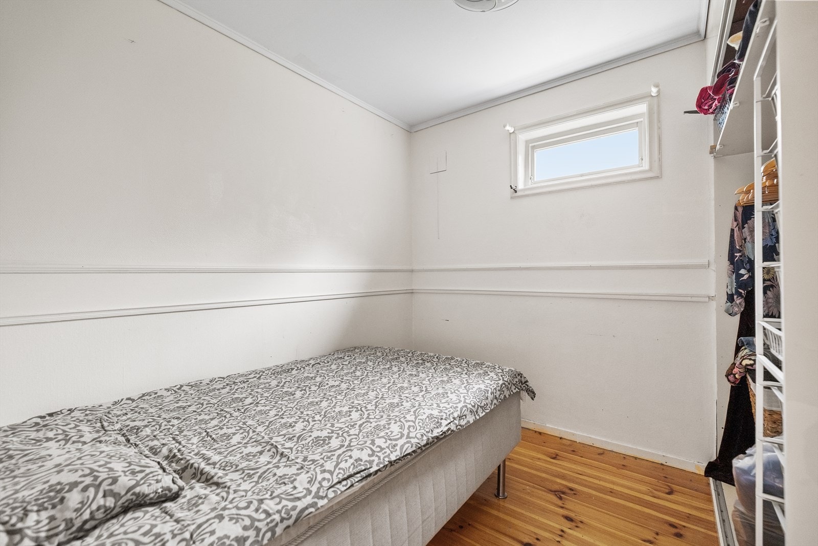 Soverommet i hybelen er lyst og trivelig, med god plass til seng, garderobe og det man trenger for en behagelig hverdag. Det bør påregnes å sette inn et større vindu for godkjent rømningsvei, men rommet har et fint utgangspunkt for videre oppgradering. Galleribilde