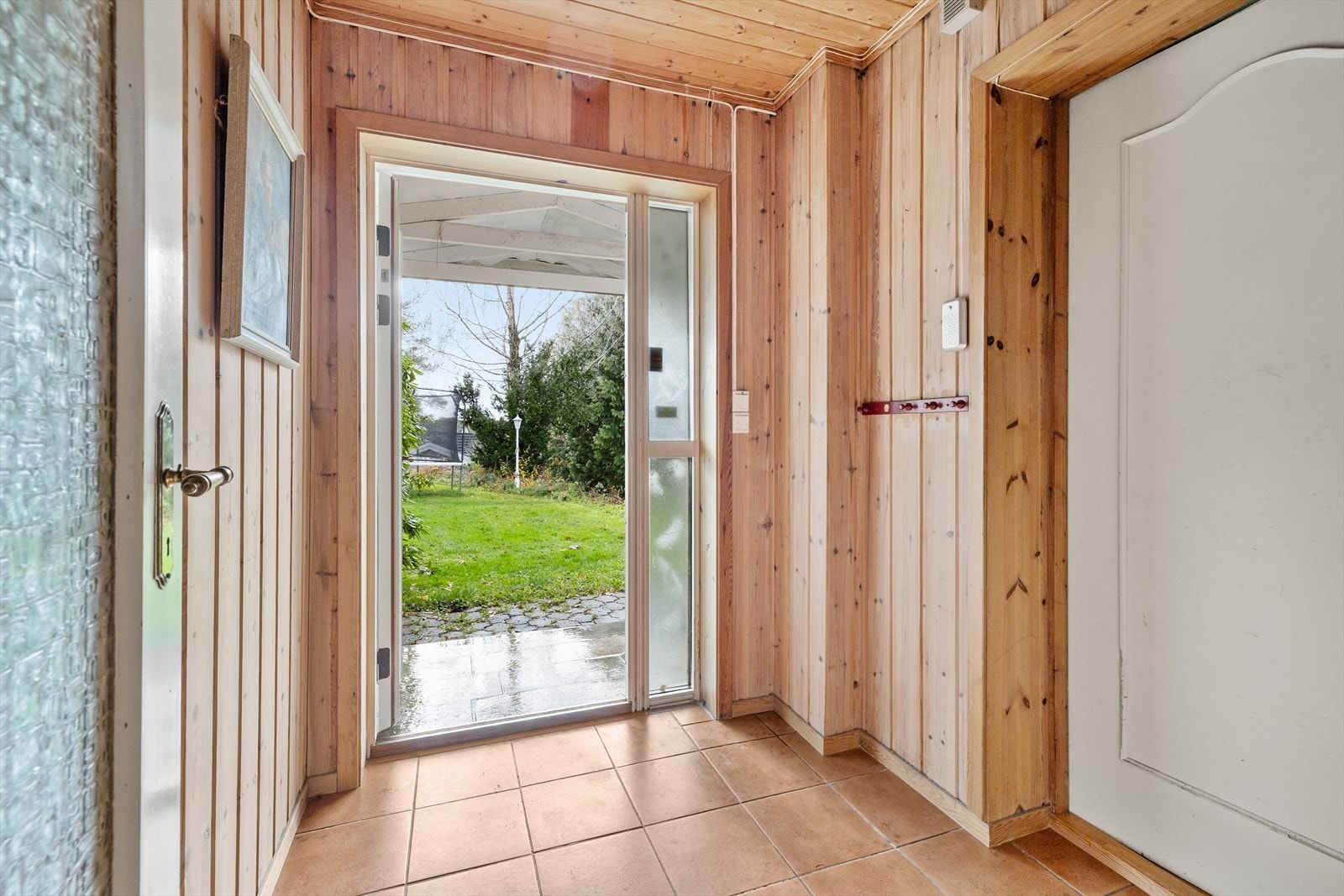 Velkommen inn til hovedhuset - et hjem med sjel, god romfølelse og en planløsning som fungerer godt i hverdagen. Her får du en hyggelig entré som ønsker deg velkommen. Galleribilde