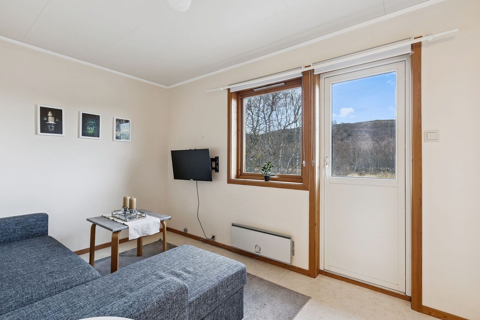 Soverommet i 1. etasje brukes i dag som tv-stue, noe som gir fleksibilitet for familien Galleribilde