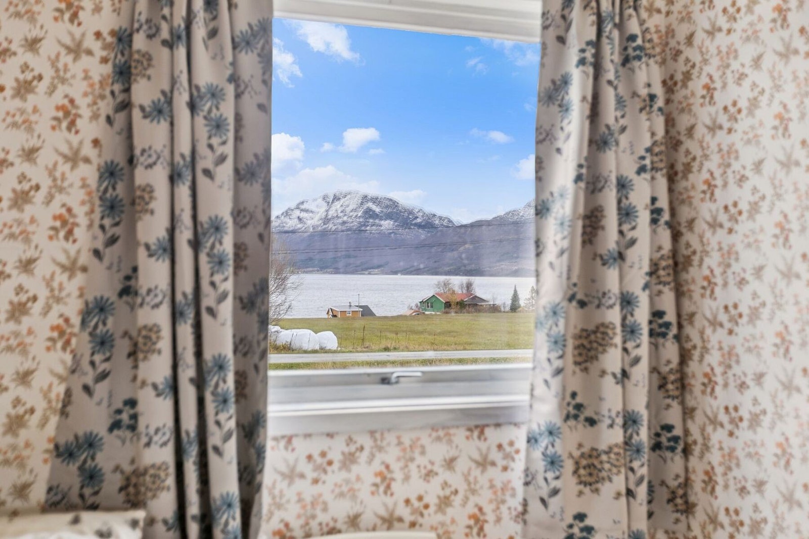 Eiendommen er omkranset av idyllisk naturlandskap, og utsikten kan nytes fra vinduene Galleribilde