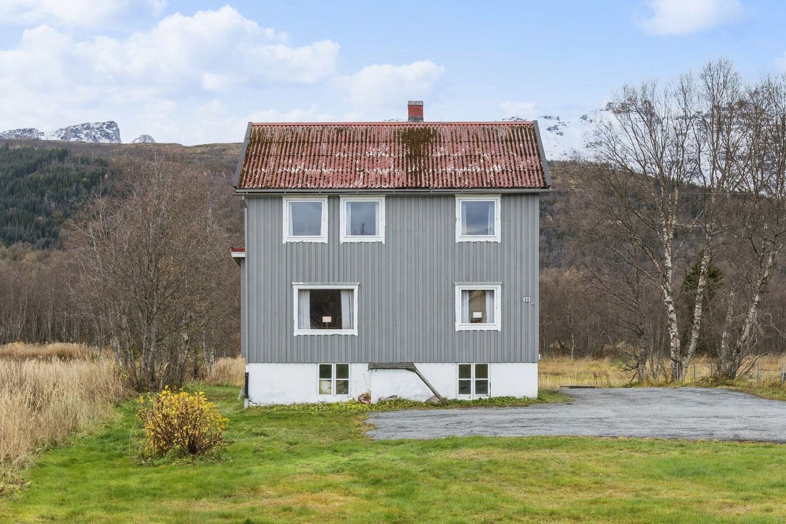 Gode parkeringsmuligheter på eiendommen med asfaltert gårdsplass Galleribilde