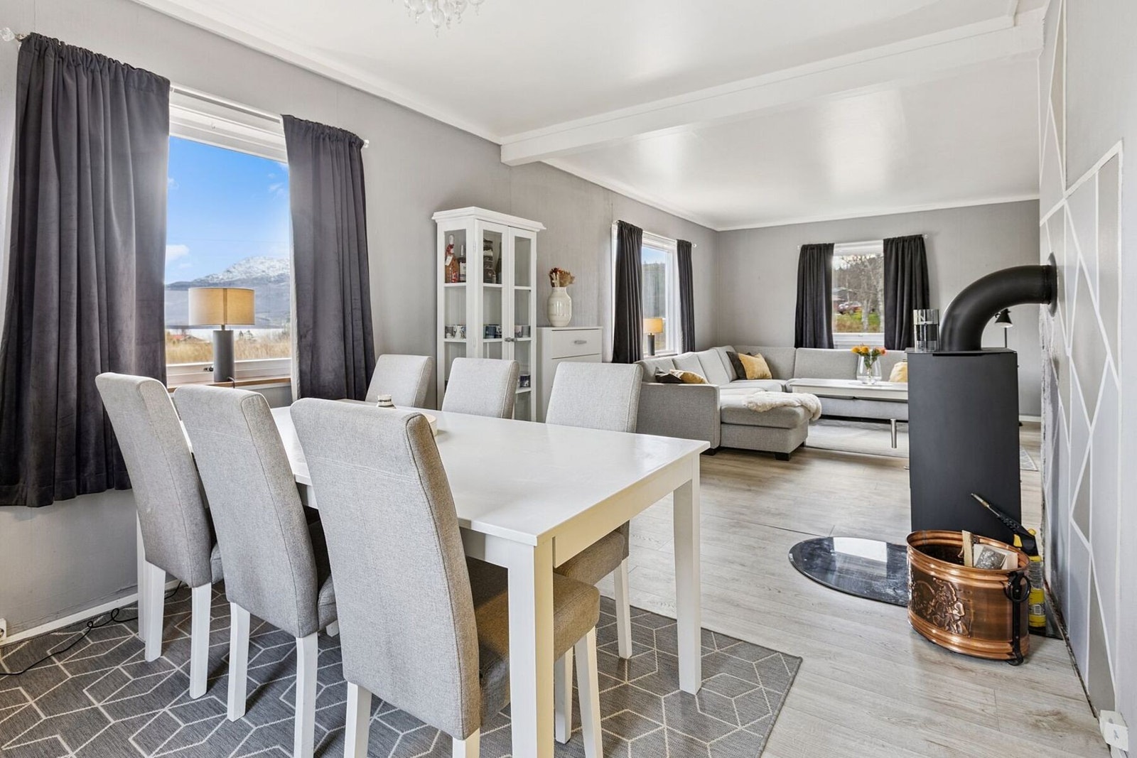 Åpen og sosial løsning med sofagruppe og spisestue i fin tilknytning Galleribilde