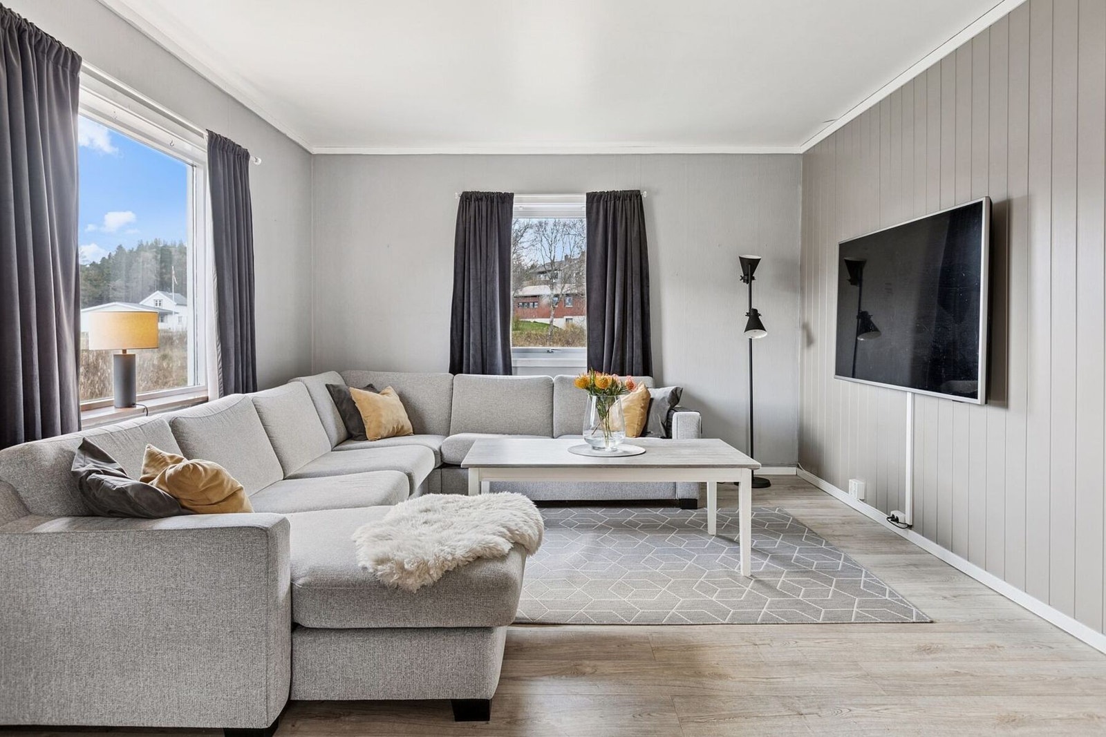 Vindusflatene slipper inn rikelig med naturlig lys og gir god atmosfære og romfølelse Galleribilde