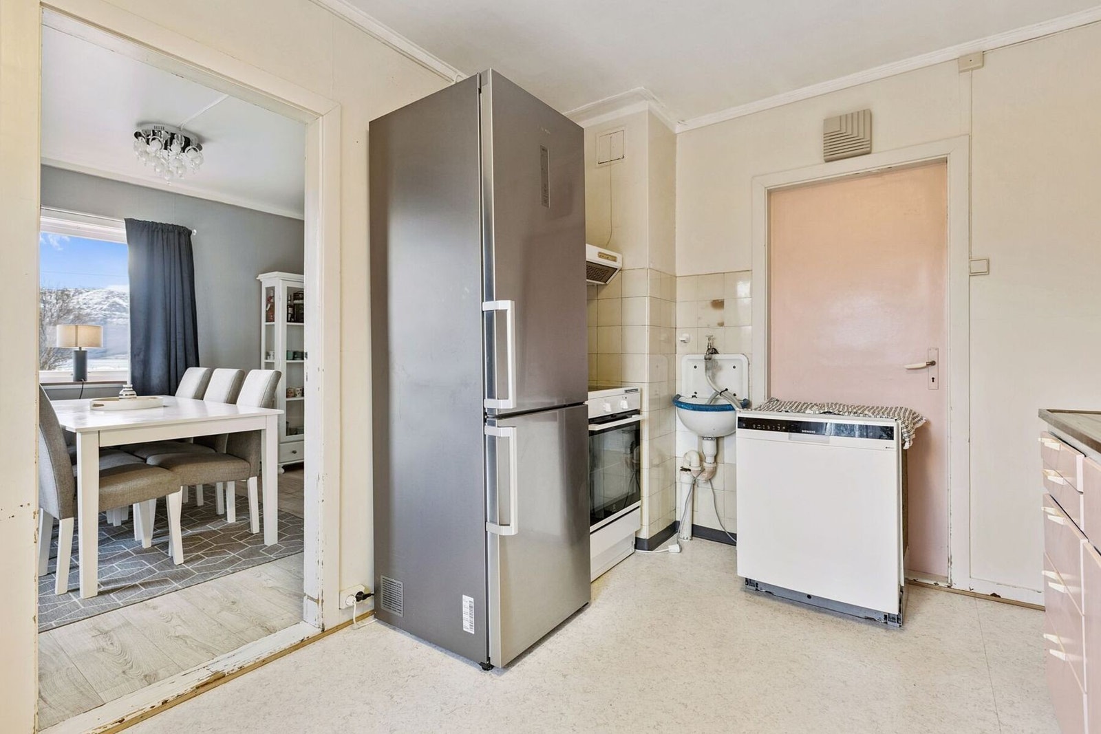 Kjøkkenet har adkomst fra spisestua og gir en fin flyt mellom oppholdsrommene Galleribilde