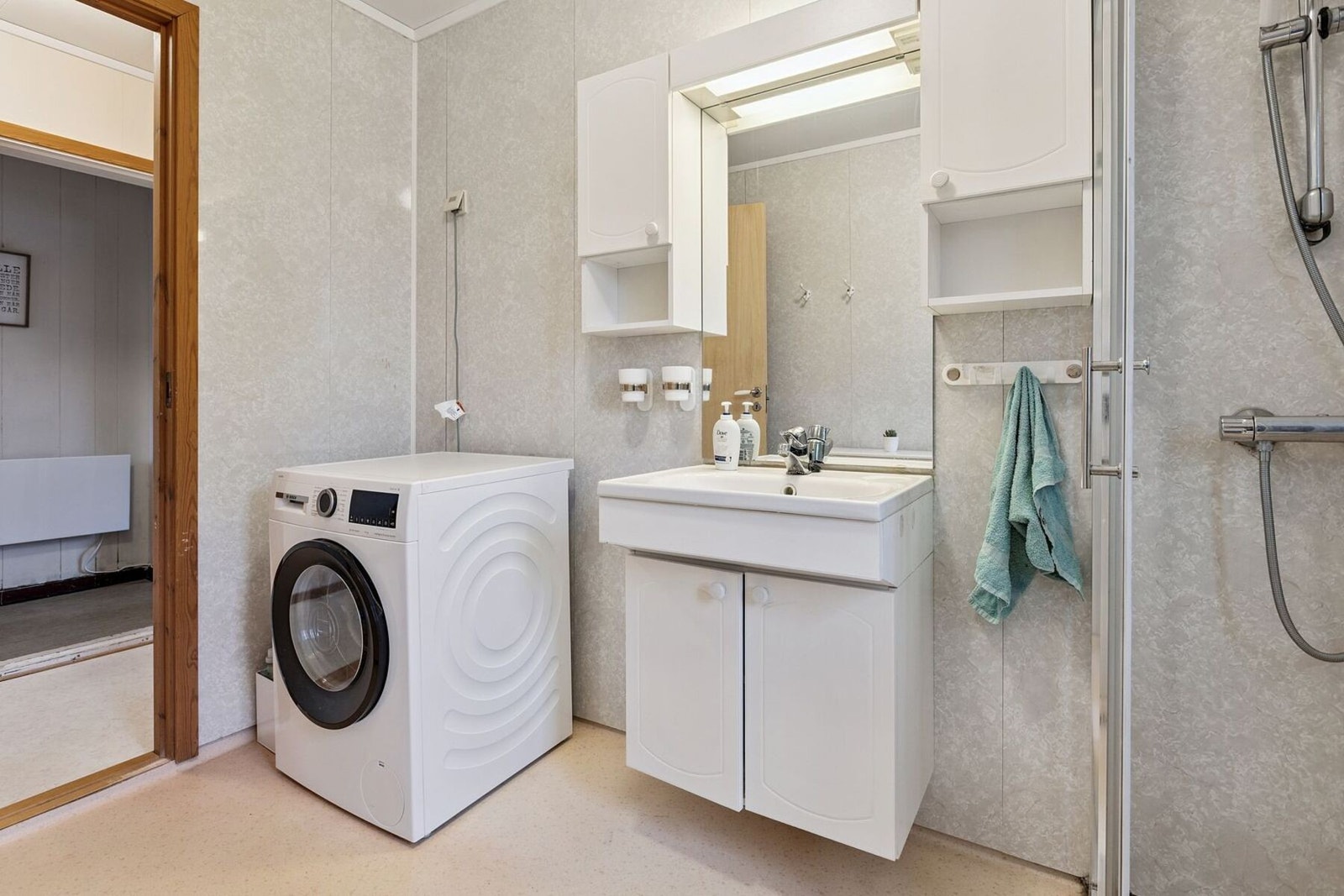 Røropplegg og plass til vaskemaskin Galleribilde