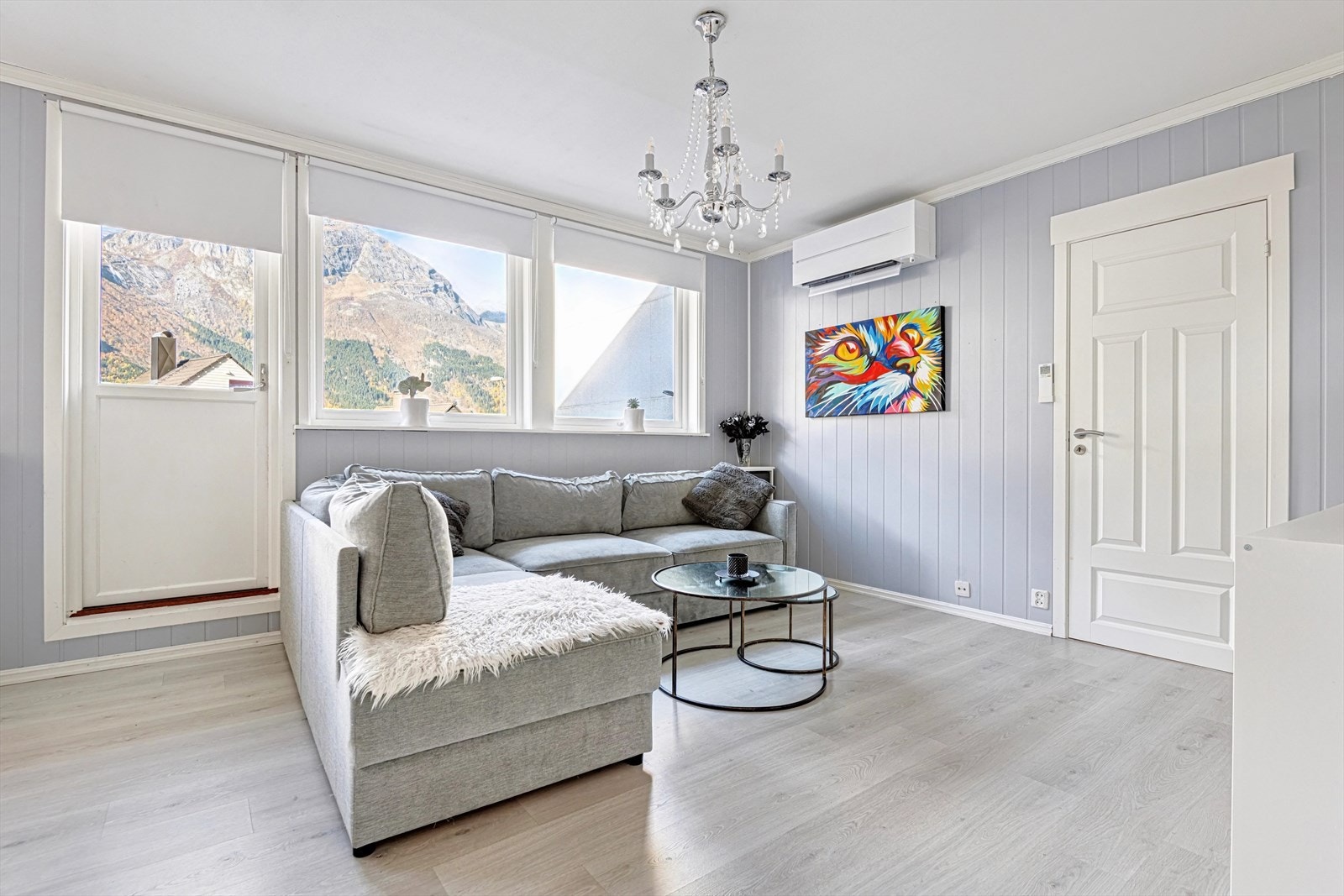 Lys og trivelig stue med ny varmepumpe Galleribilde