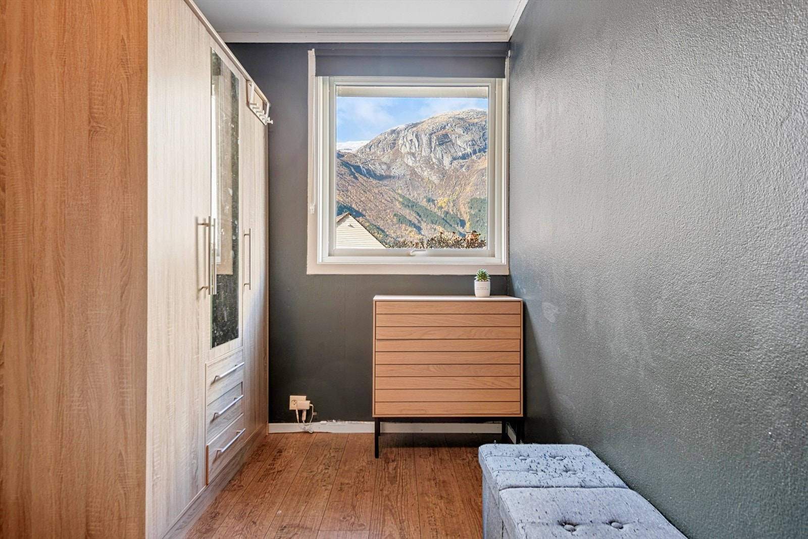 God plass til garderobeskap på soverommet Galleribilde