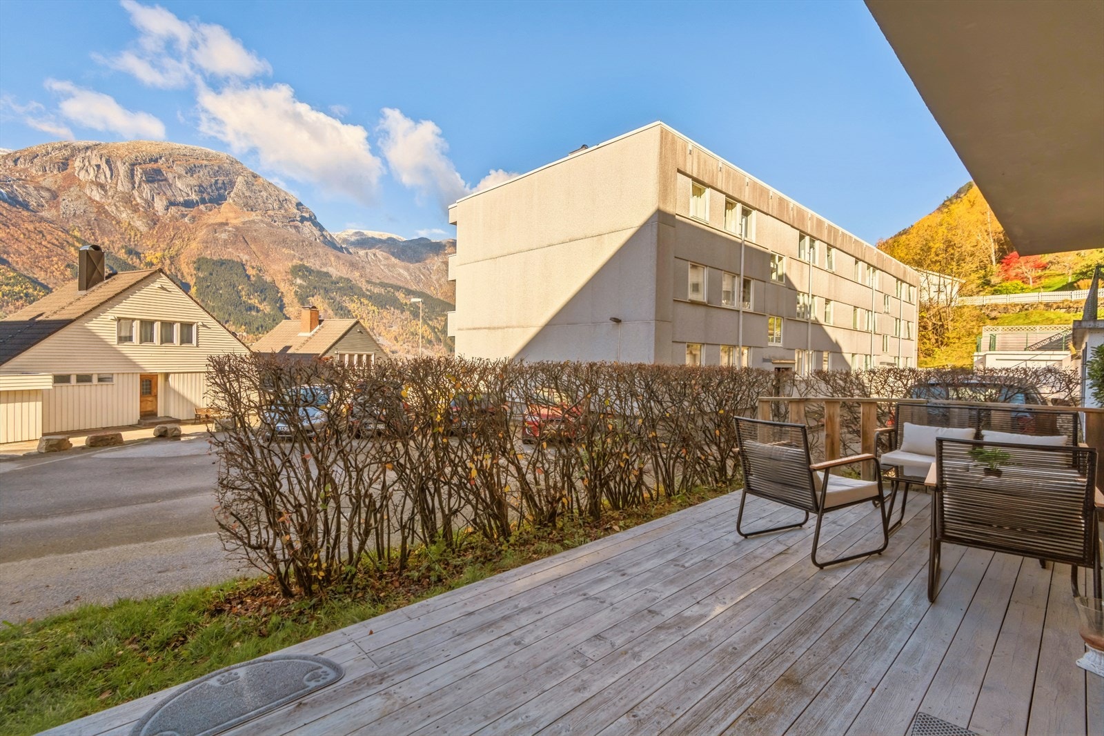 Leiligheten har egen terrasse utenfor stuen Galleribilde