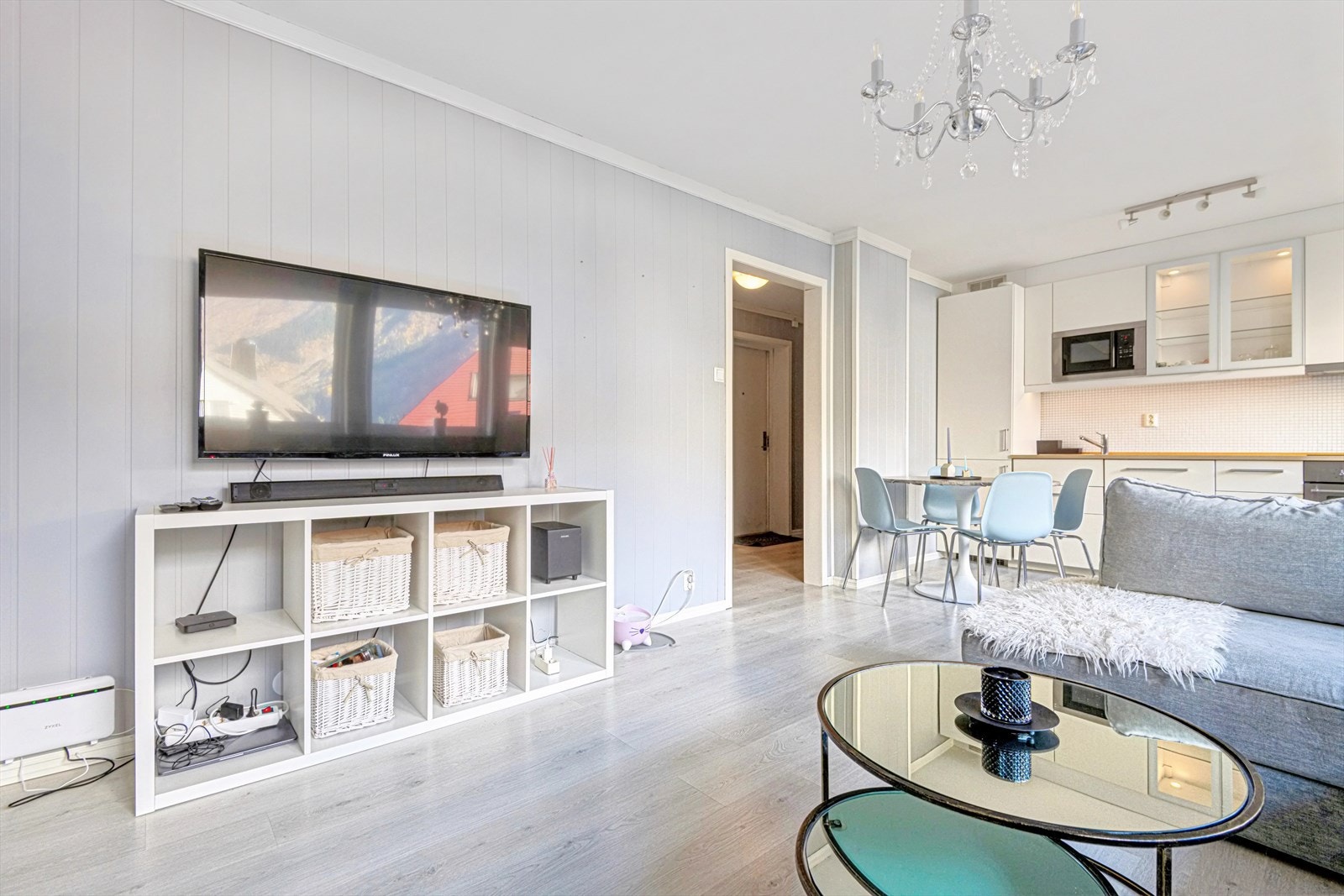 Praktisk åpen kjøkkenløsning mot stuen Galleribilde