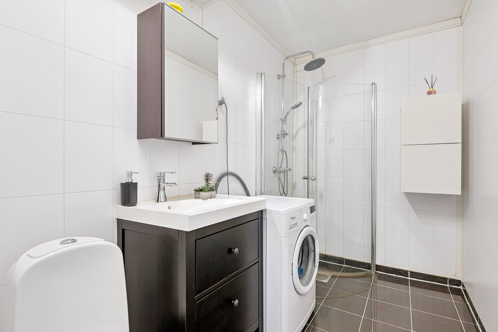 Badet ble oppgradert i 2014 og har opplegg for vaskemaskin Galleribilde