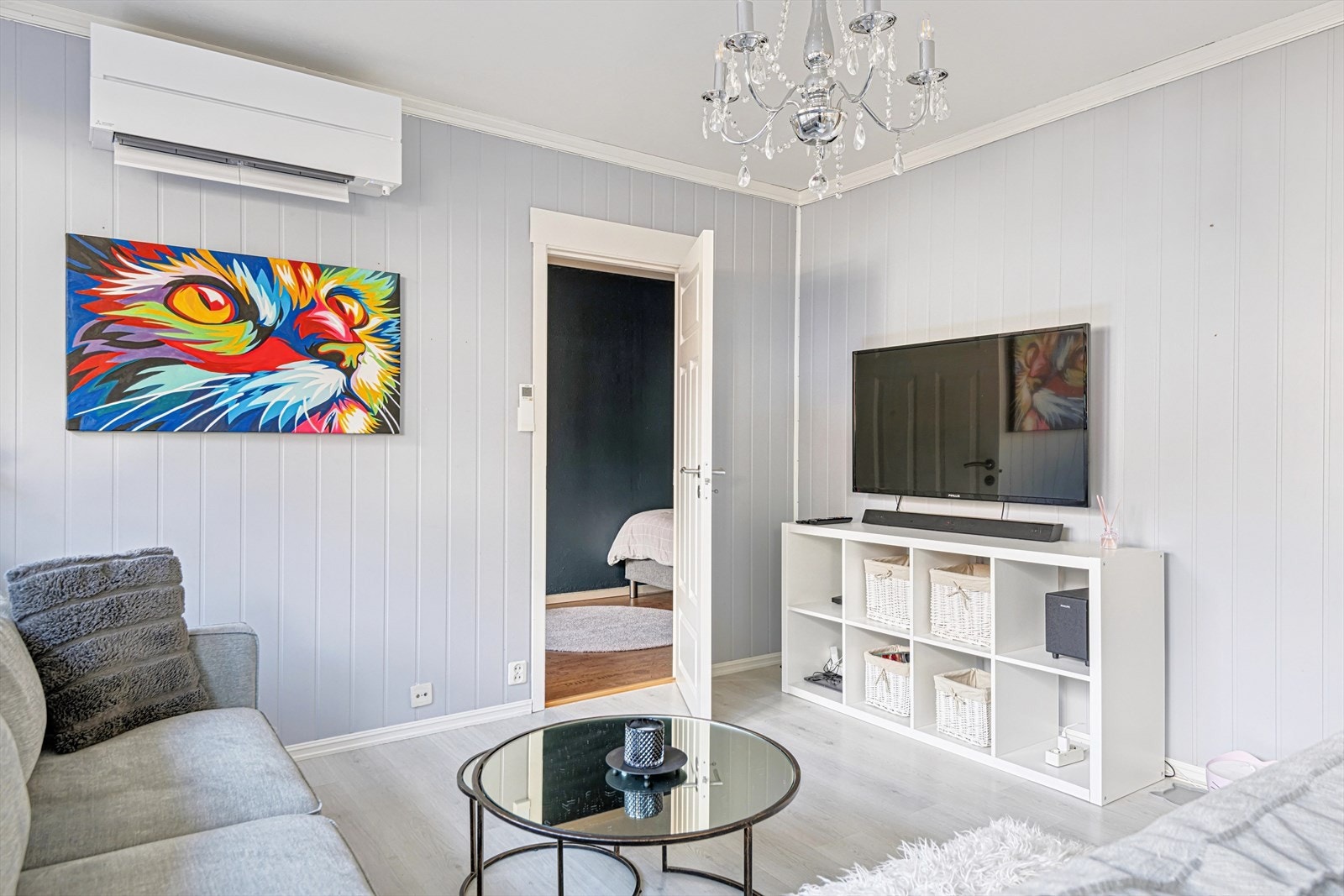 Innenfor stuen er det et romslig soverom Galleribilde