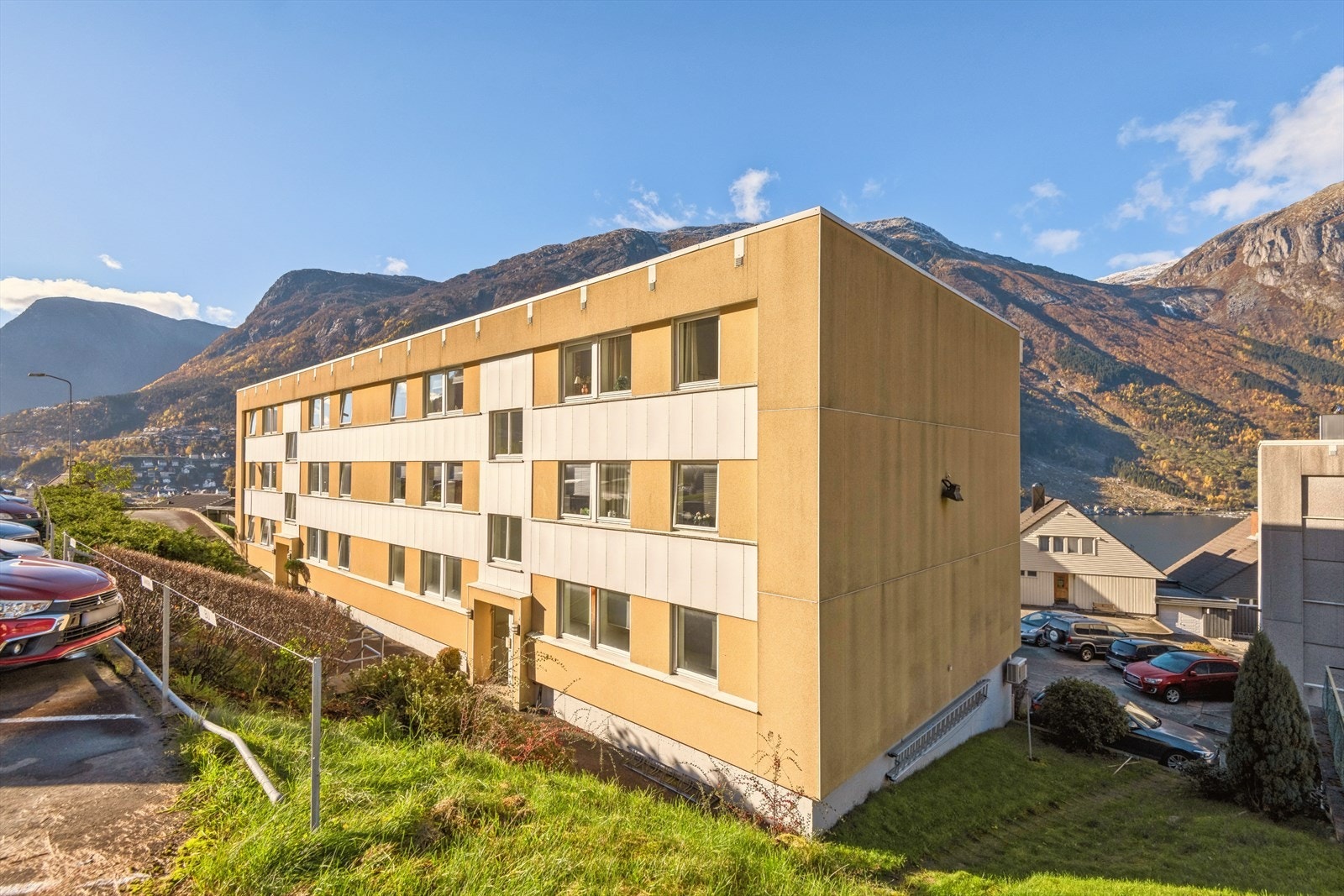 Borettslagsleiligheten ligger i 1. etasje i et solrikt område av Odda Galleribilde