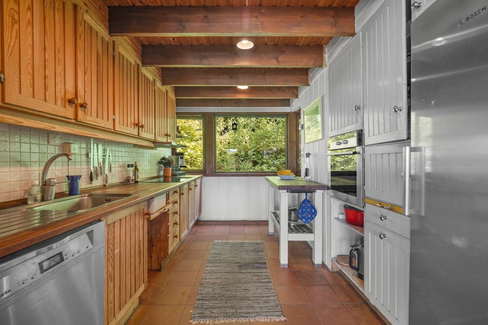 Funksjonelt og godt utstyrt kjøkken - Grovkjøkken i bakkant Galleribilde