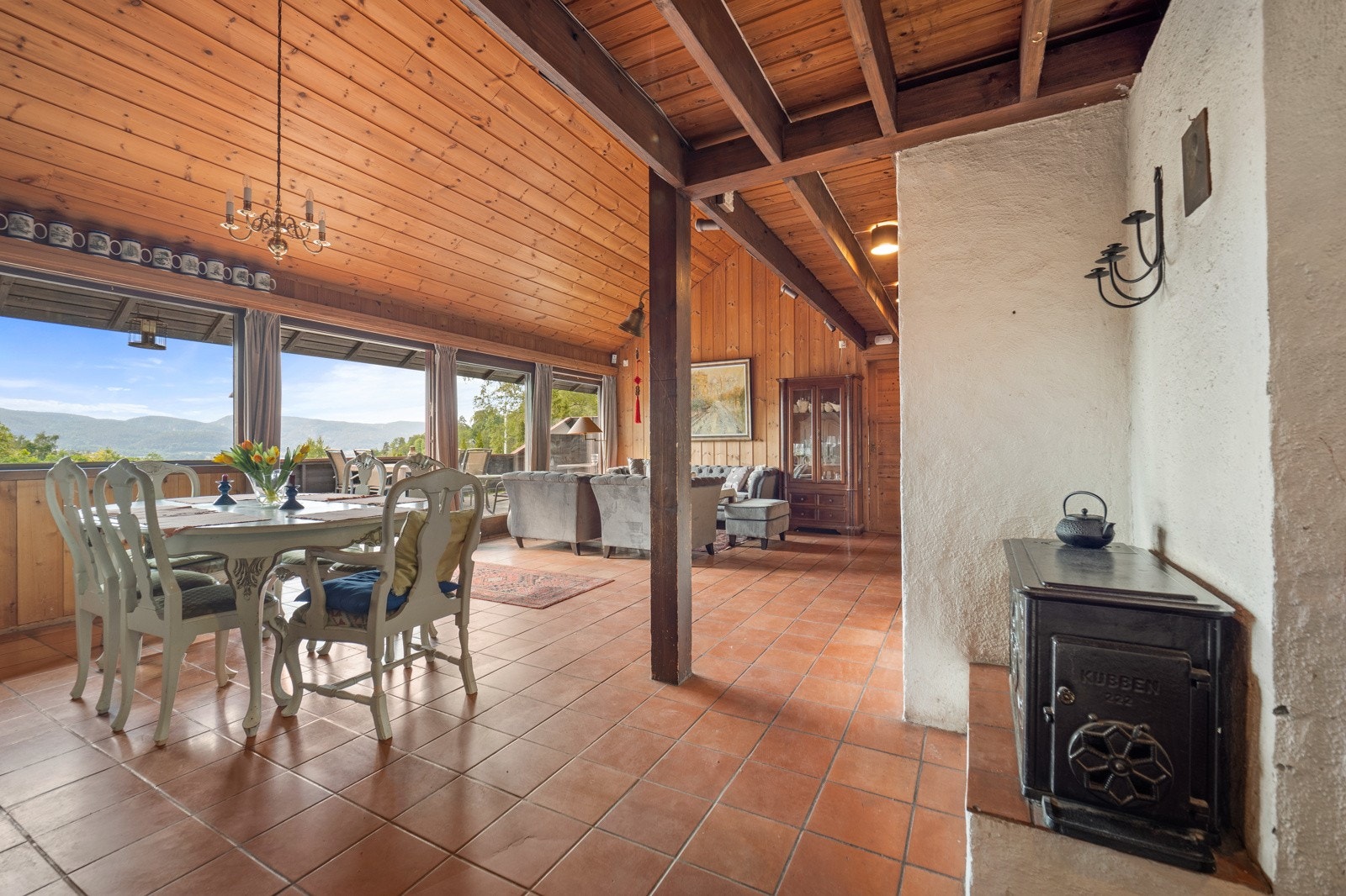 Stuen fremstår meget lys og luftig Galleribilde