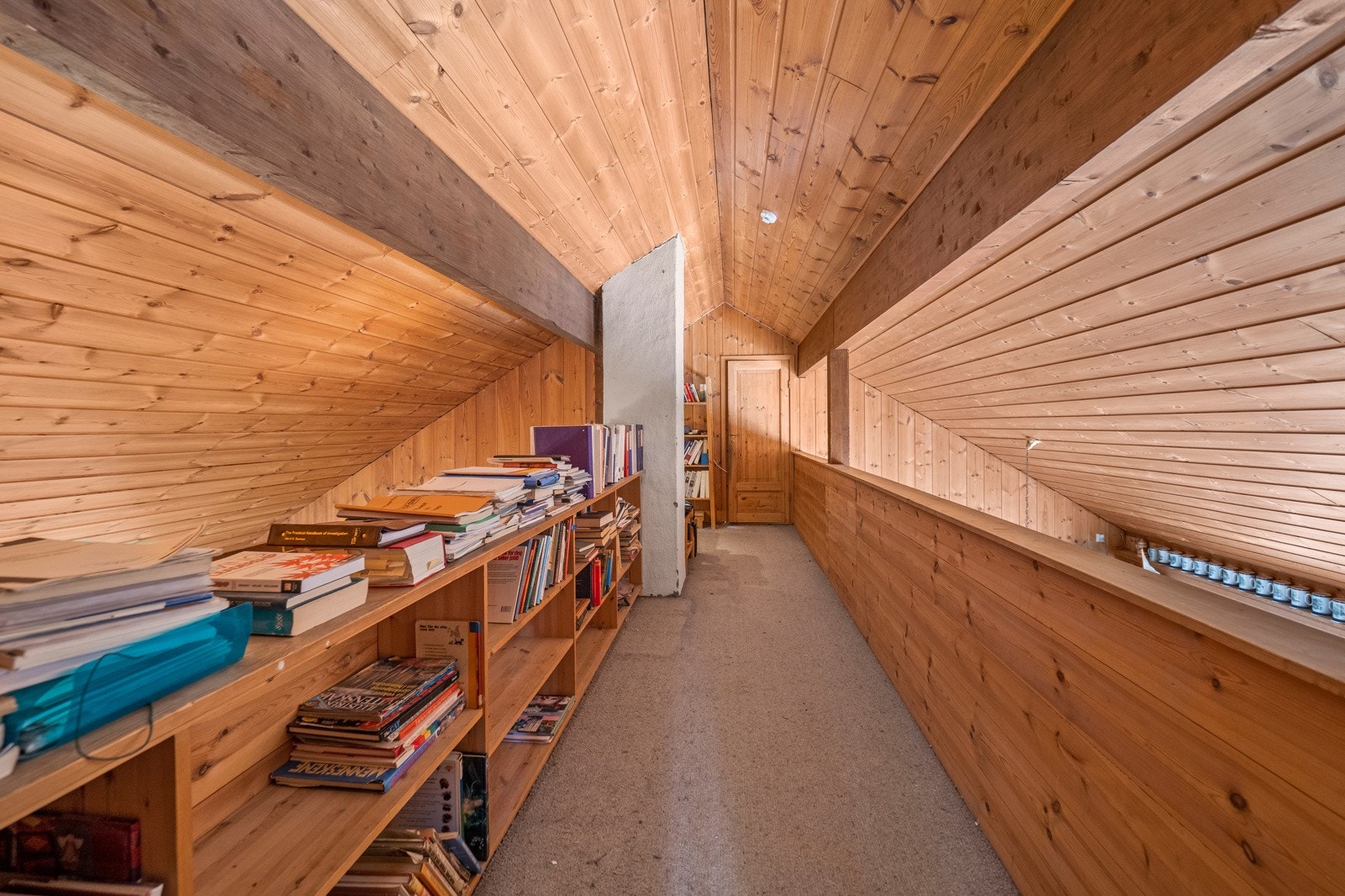 Boligens øvre etasje er bestående av 2 soverom og kontor Galleribilde