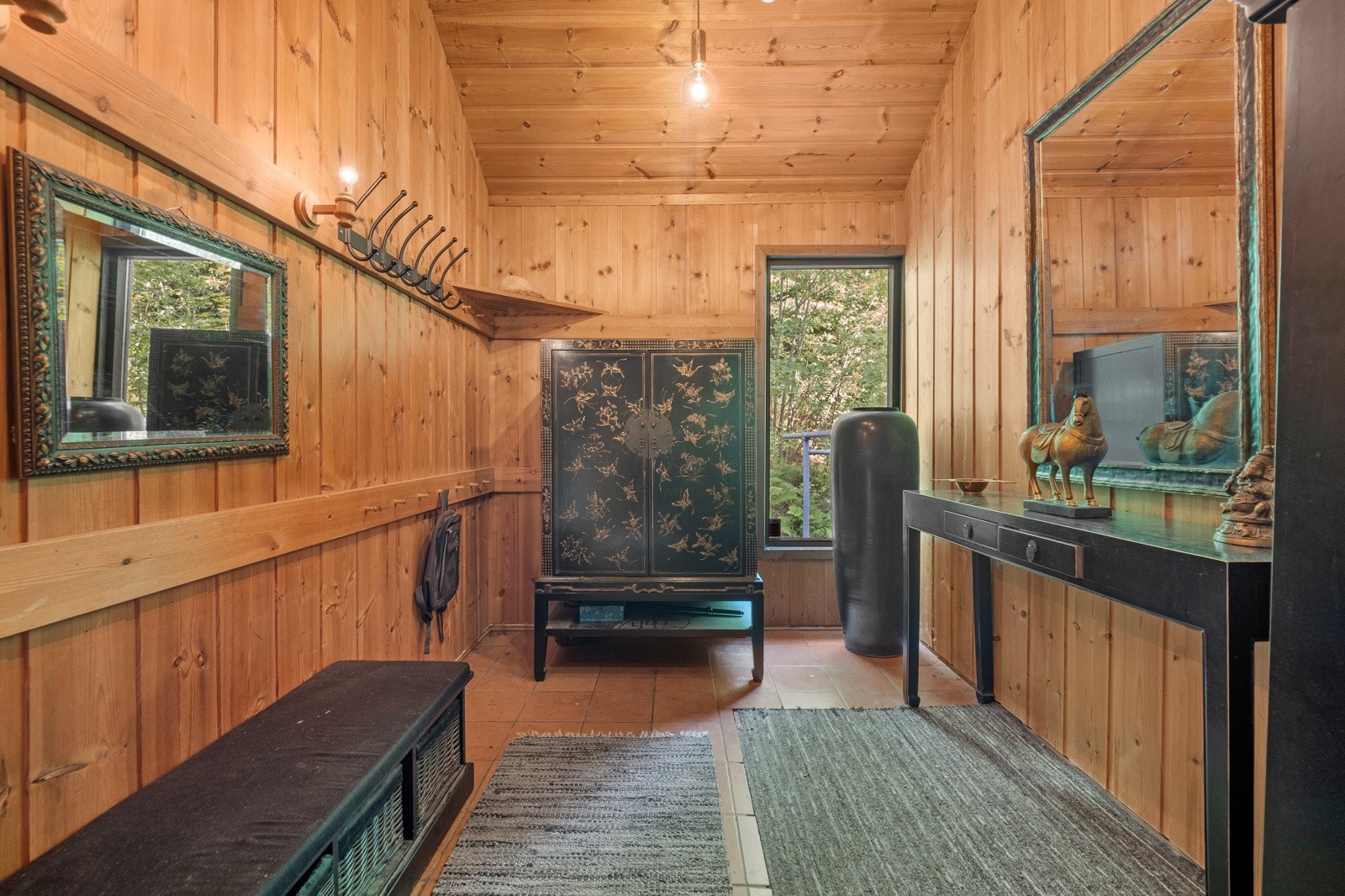 Romslig entre/gang - Garderobe i tilknytning Galleribilde