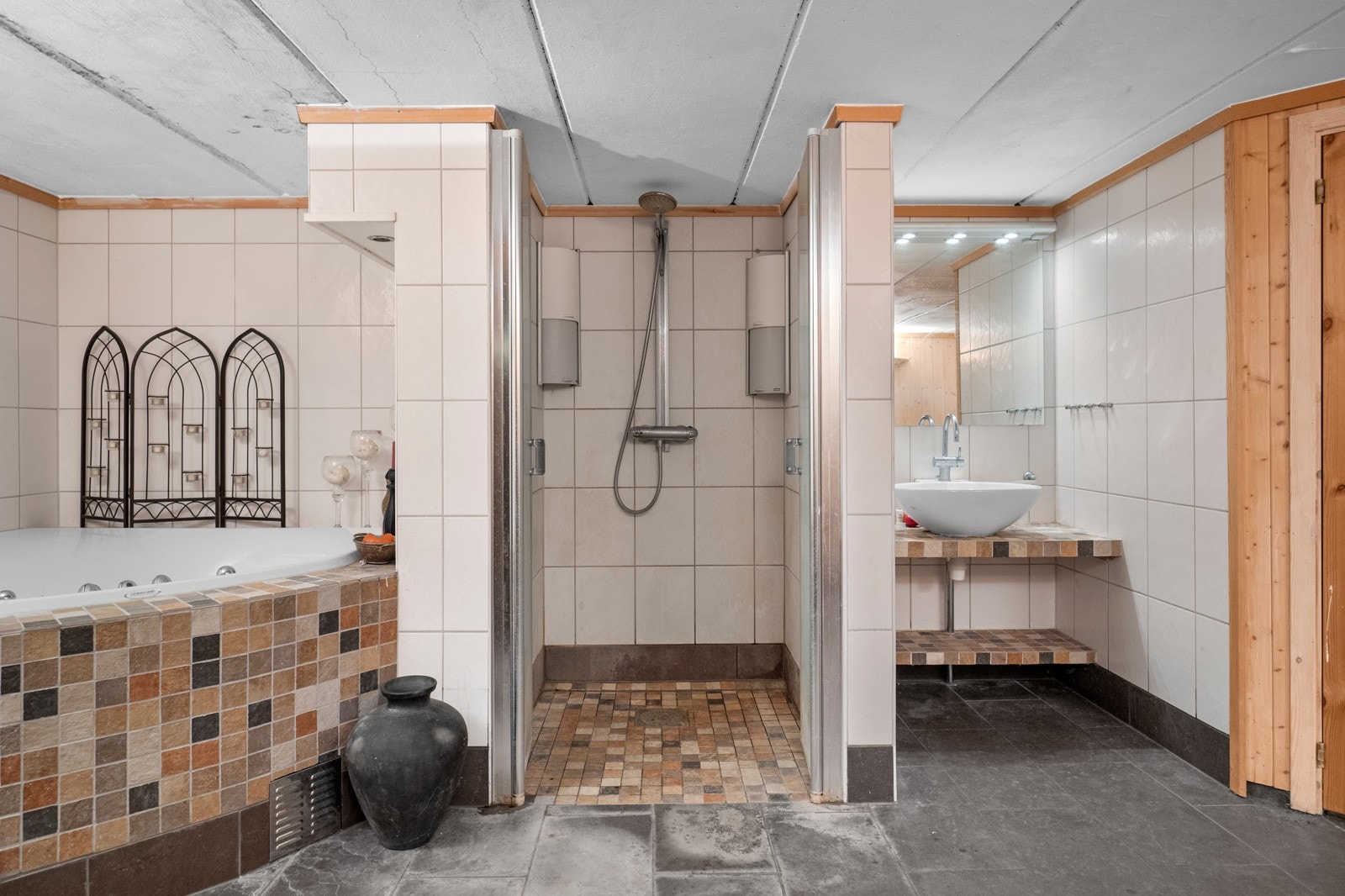 Badet er blant annet innredet med innebygd dusj, badekar og badstue Galleribilde