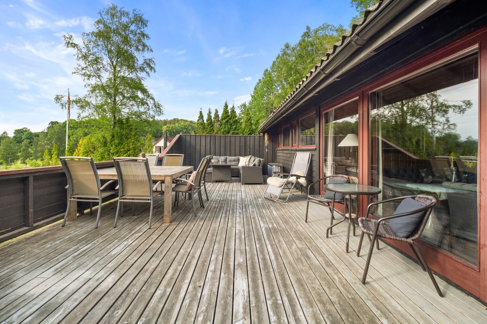 Fra stuen er det utgang til stor terrasse Galleribilde