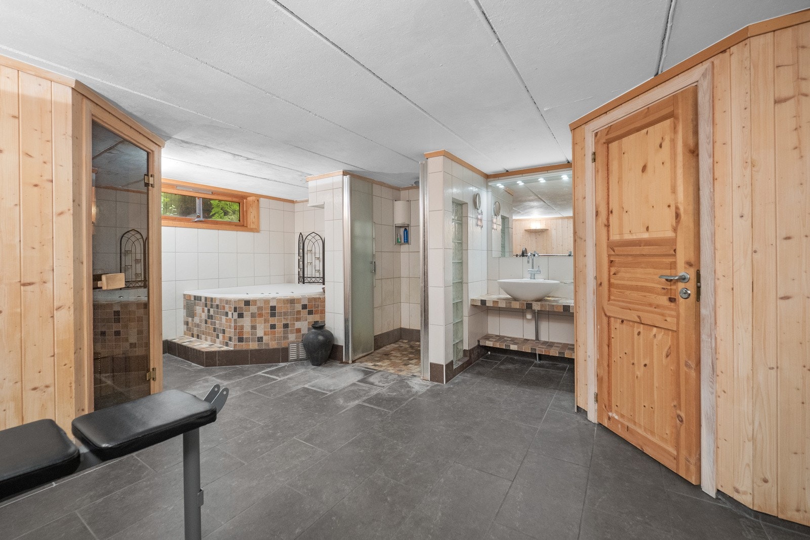 Underetasjen er bestående av bad, kjellerstue, hobbyrom, kjølerom og diverse boder Galleribilde