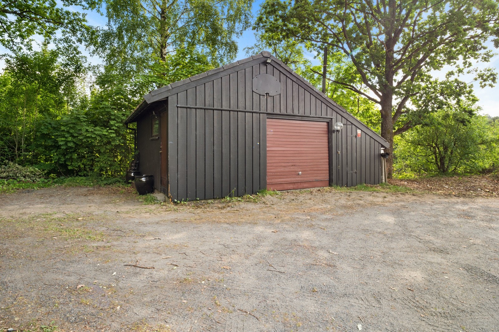 Garasjen ble bygget i 1976 - Ellers god plass til parkering i gårdsplassen Galleribilde