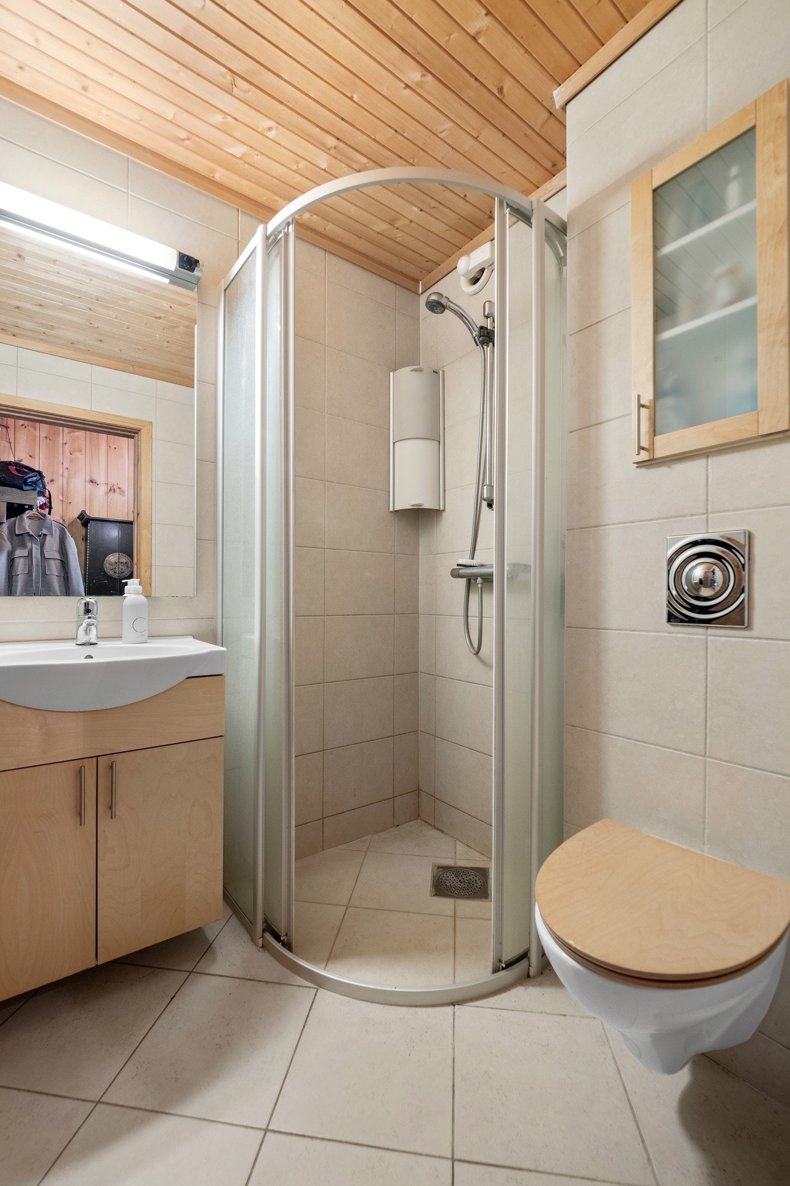 I tilknytning til gangen ligger boligens andre bad Galleribilde